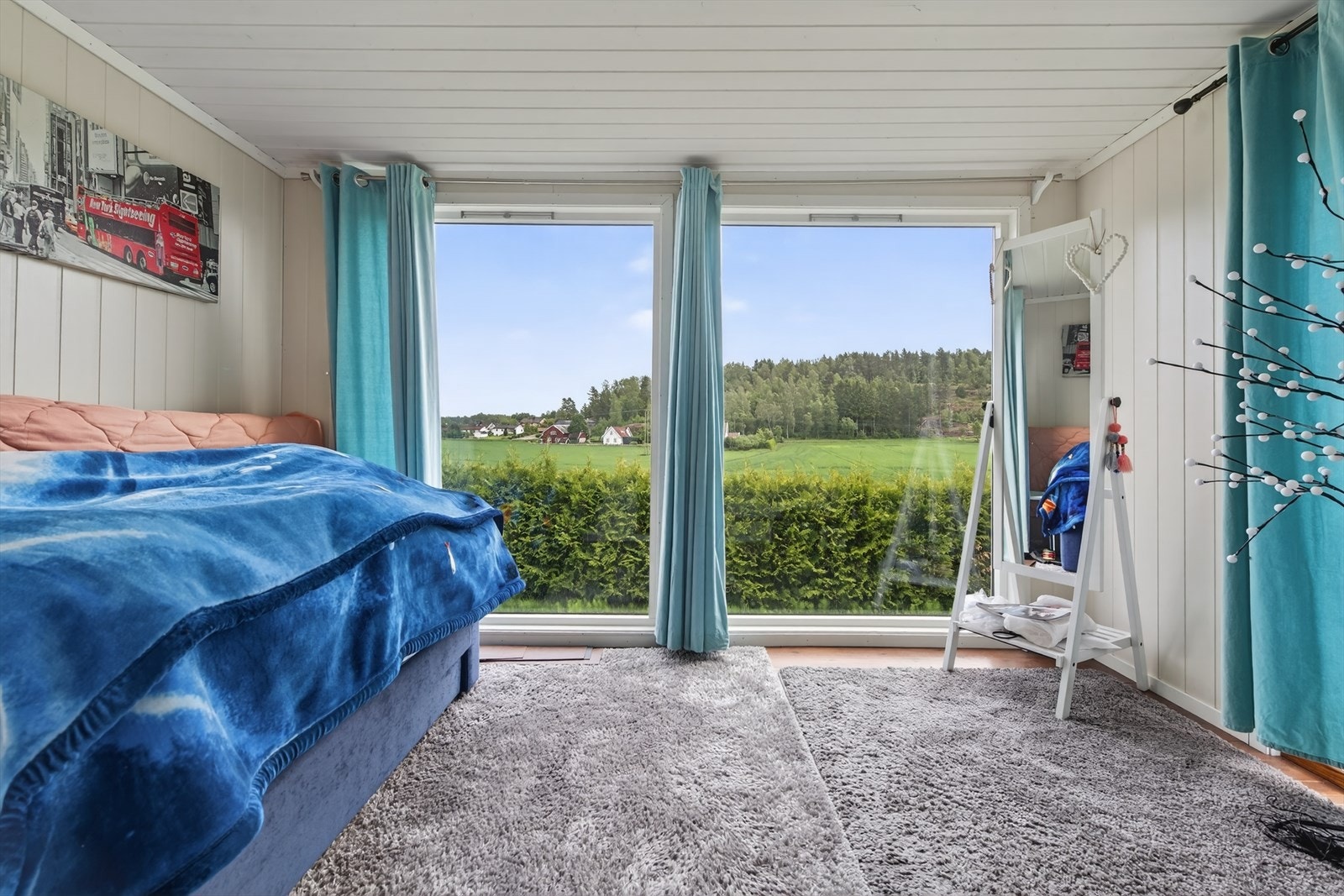 Soverom i 1.etg. med store vinduer som slipper inn godt med naturlig dagslys. Galleribilde