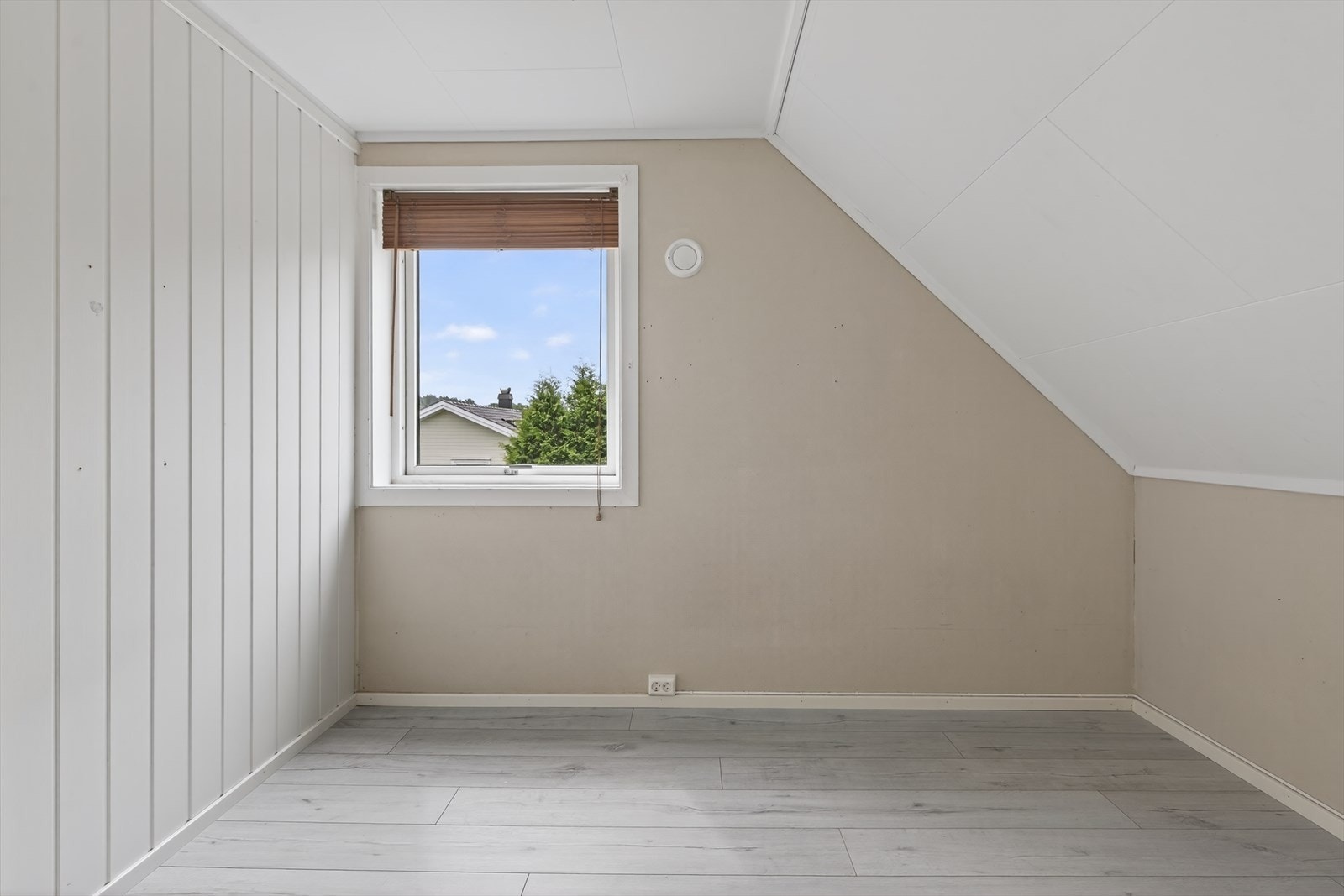 Innredet rom i 2.etg. Ikke godkjent til bolig. Galleribilde