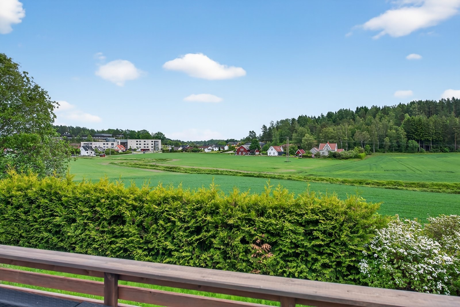 Flott utsyn over nærområdene fra terrassen i 1.etg. Galleribilde