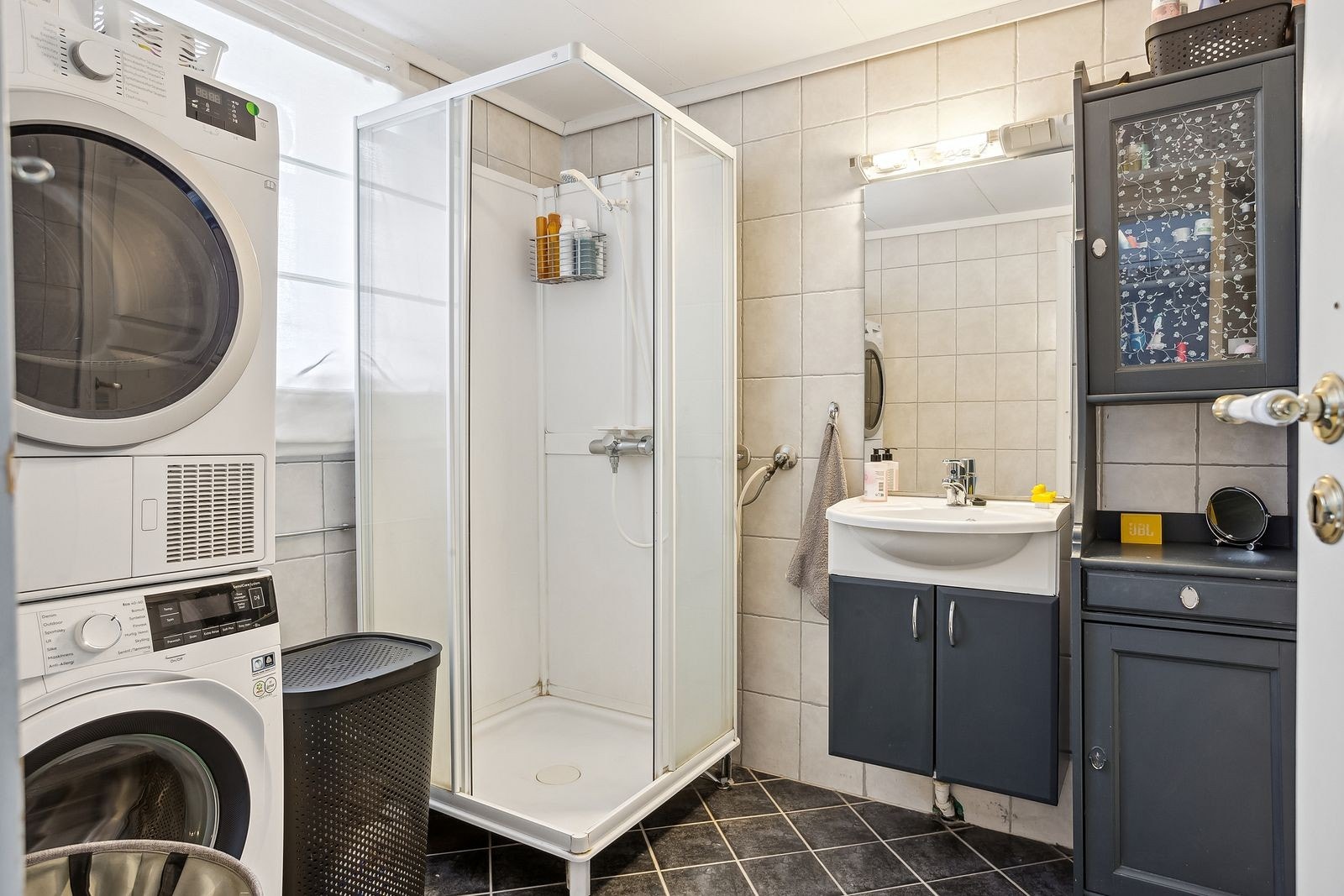 Badet inneholder dusj, servant og vaskemaskin. Eget toalett i gang. Galleribilde