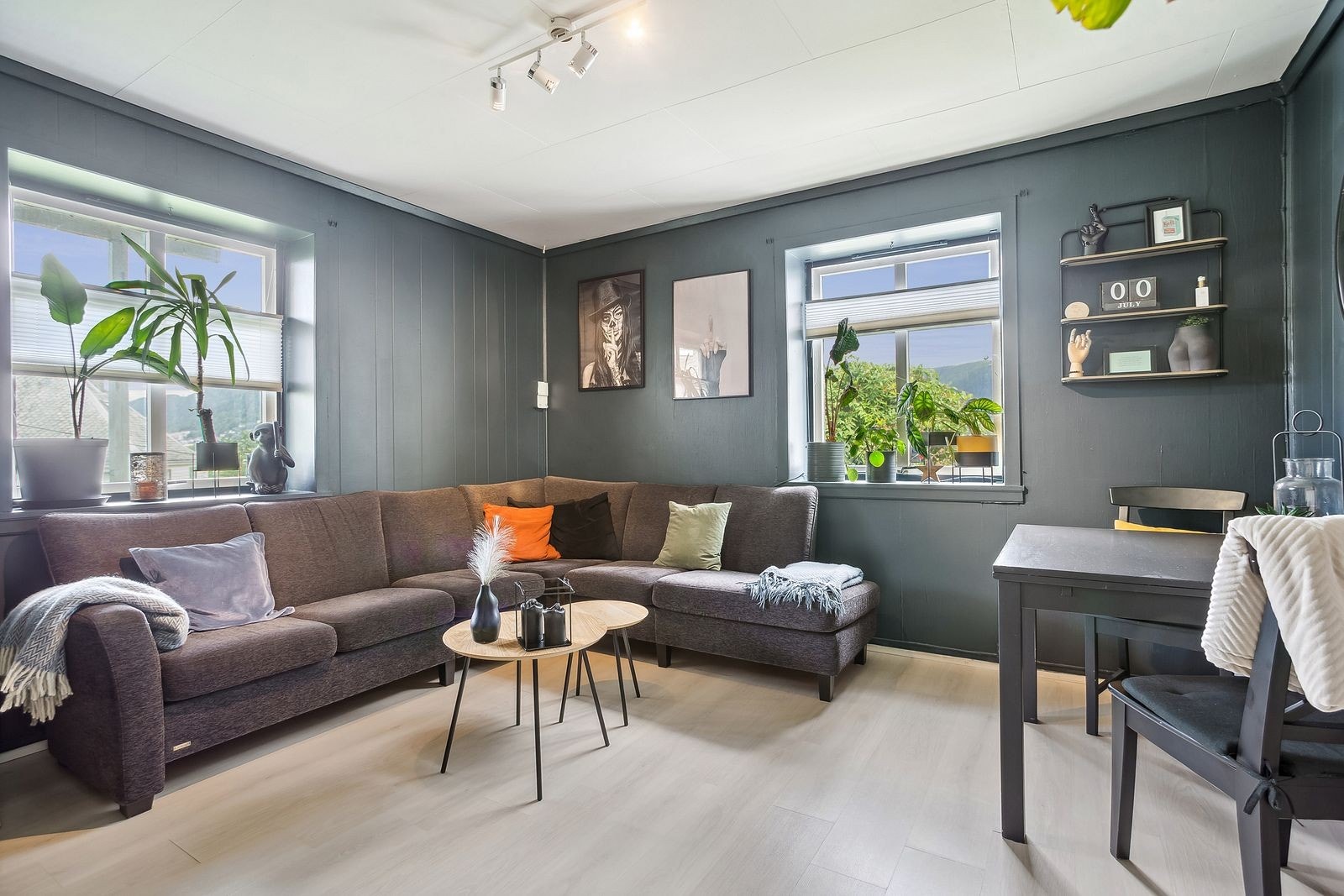 Stuen er av god størrelse med god plass til sofagruppe og spisegruppe. Galleribilde