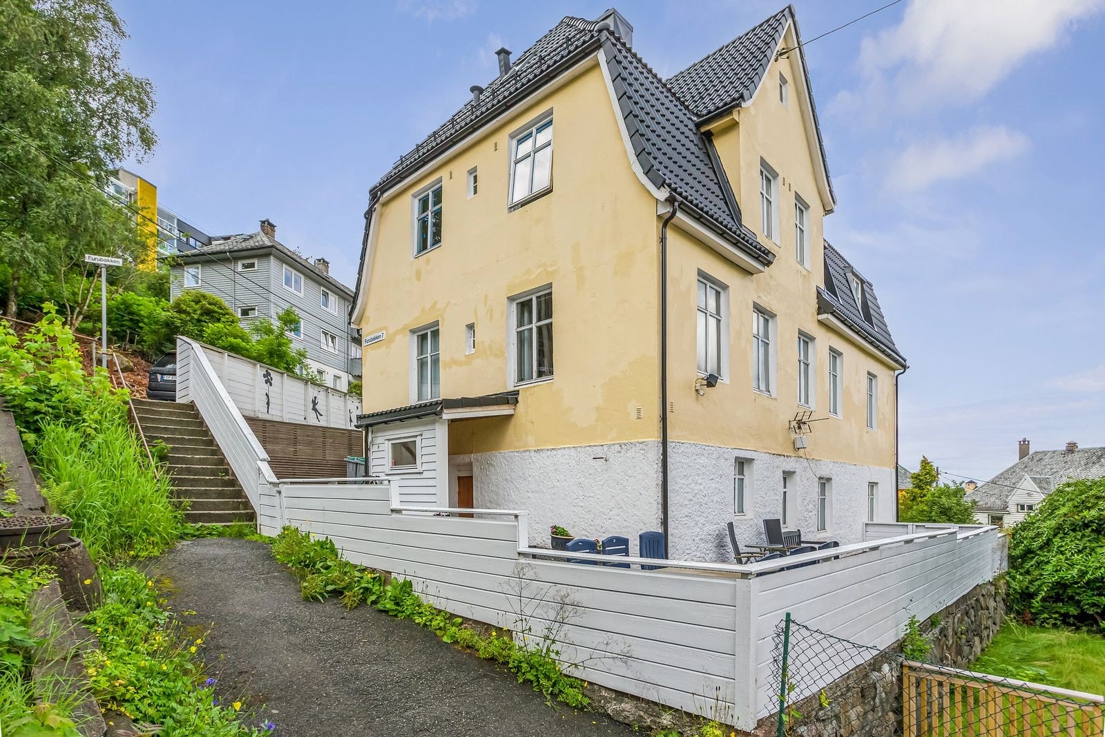 Leiligheten ligger i byggets 1.etasje og kan benytte seg av stor terrasse. Galleribilde