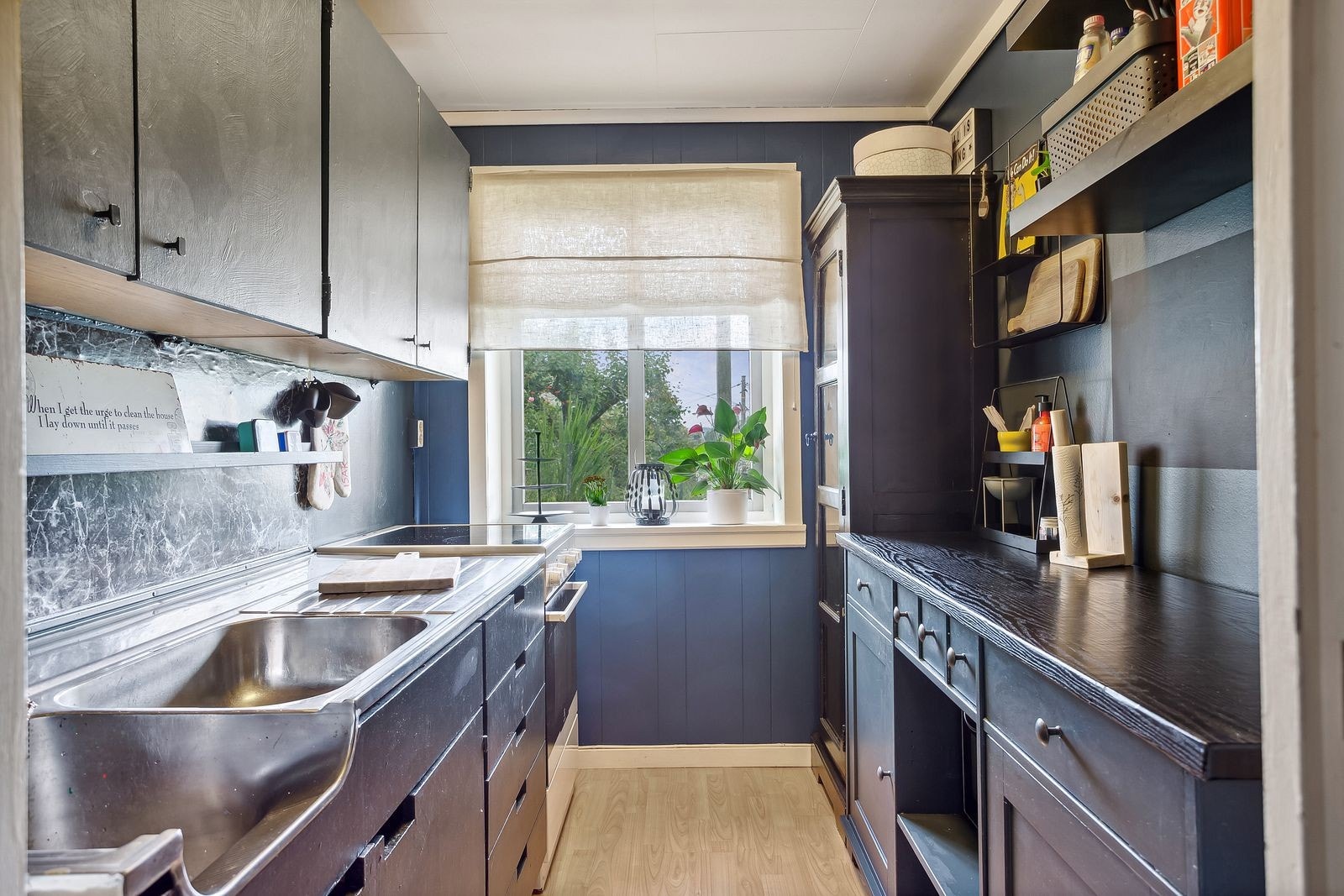 Kjøkkenet har godt med skap og benkeplass. Komfy med steketopp og kjøleskap medfølger. Galleribilde