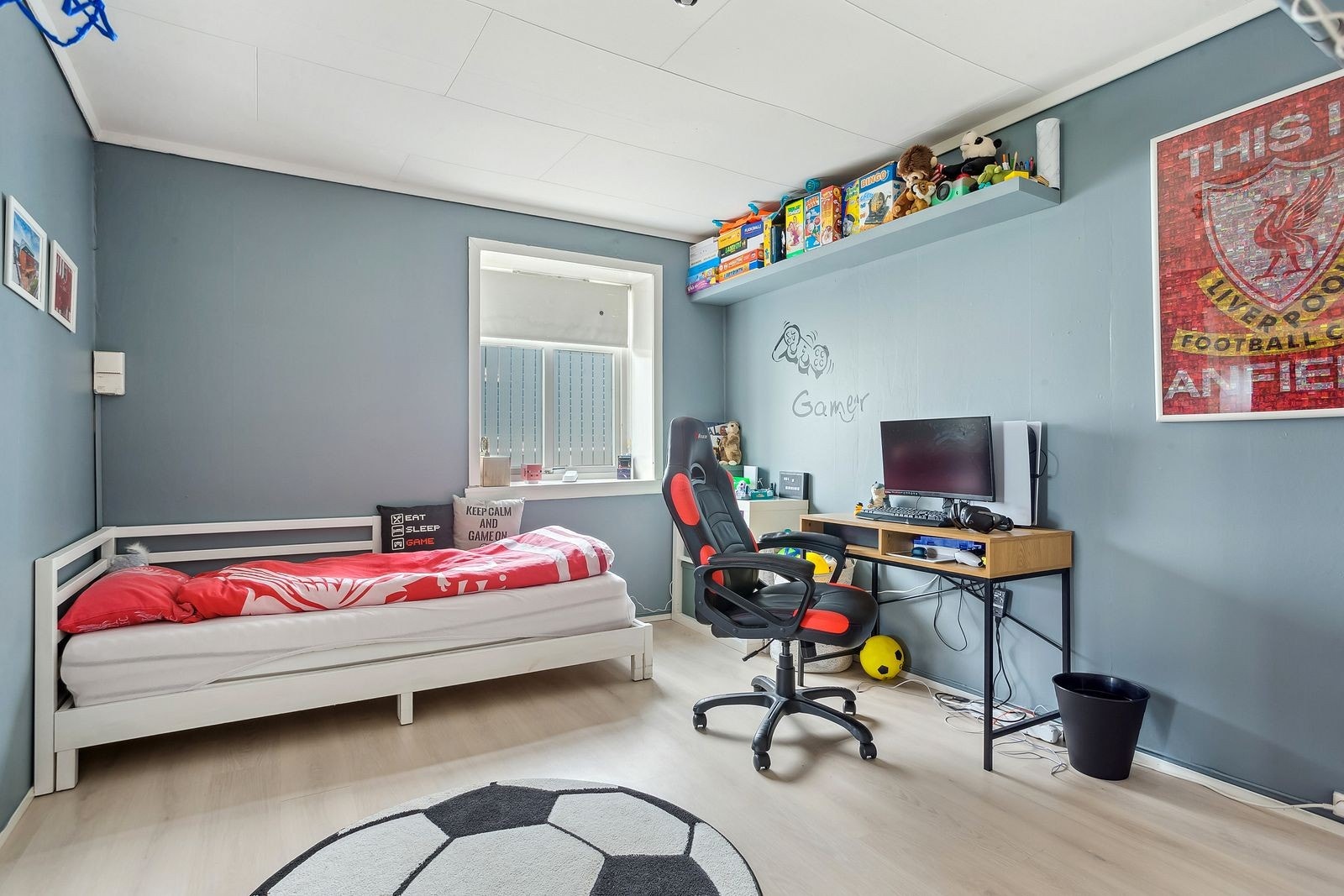 Romslig soverom med god plass til seng, skrivepult og ønsket møblement. Galleribilde