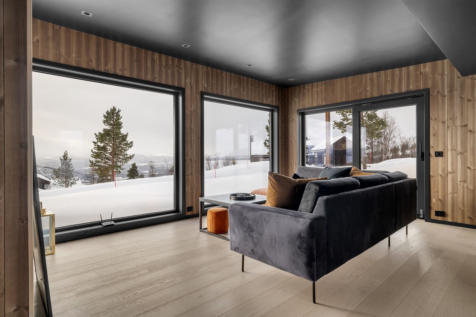 Romslig stue- og kjøkkenløsning med store vindusflater mot den fantastiske utsikten! Galleribilde