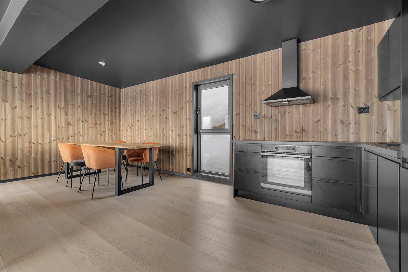 Flott kjøkken med integrerte hvitevarer. Galleribilde