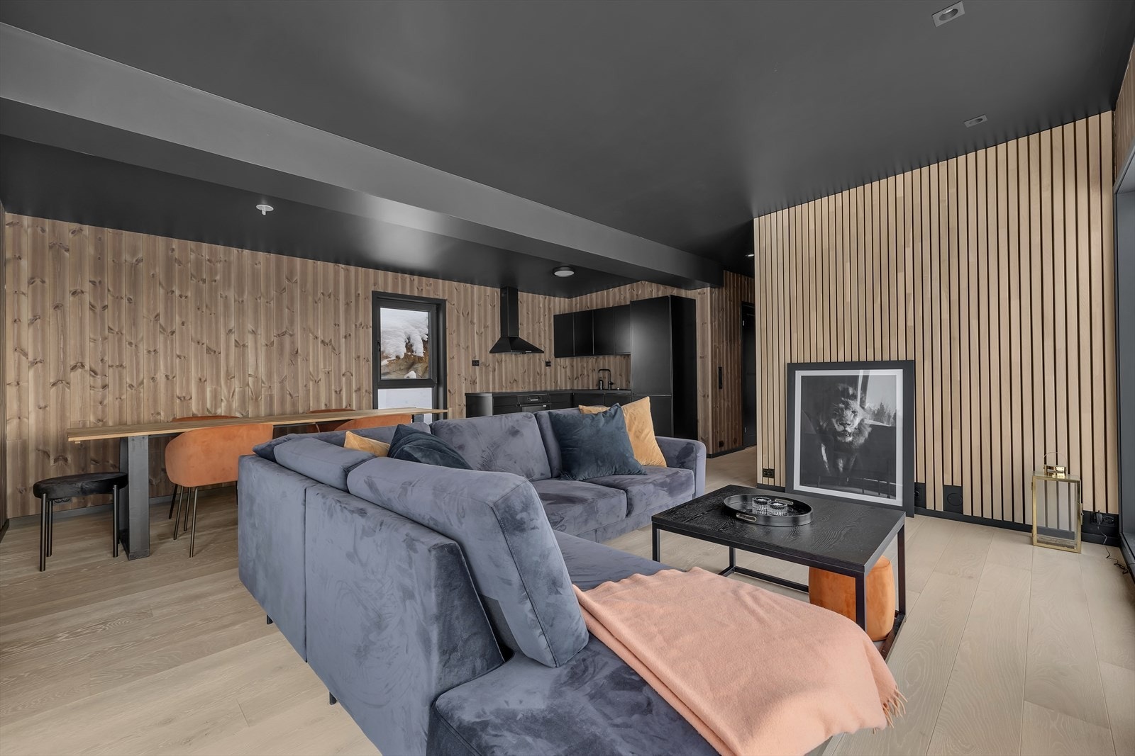 Merk den kule spileveggen. Galleribilde