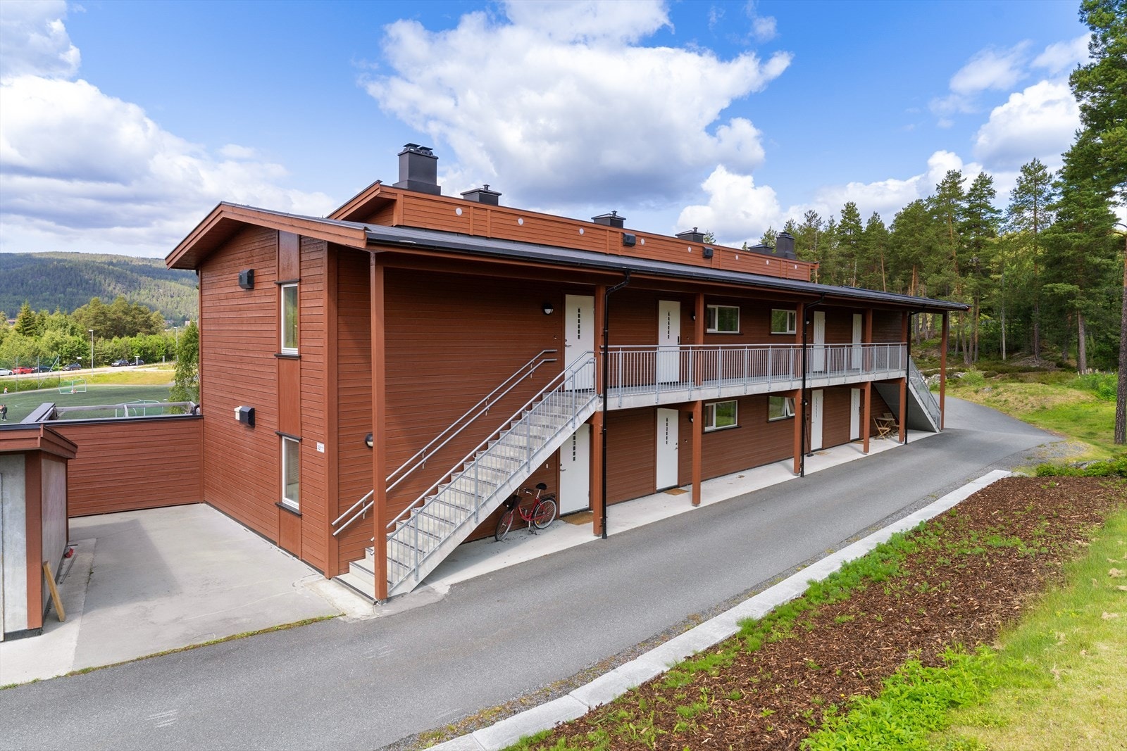 Det er utvendig inngang til leiligheten i 2.etasje. Galleribilde