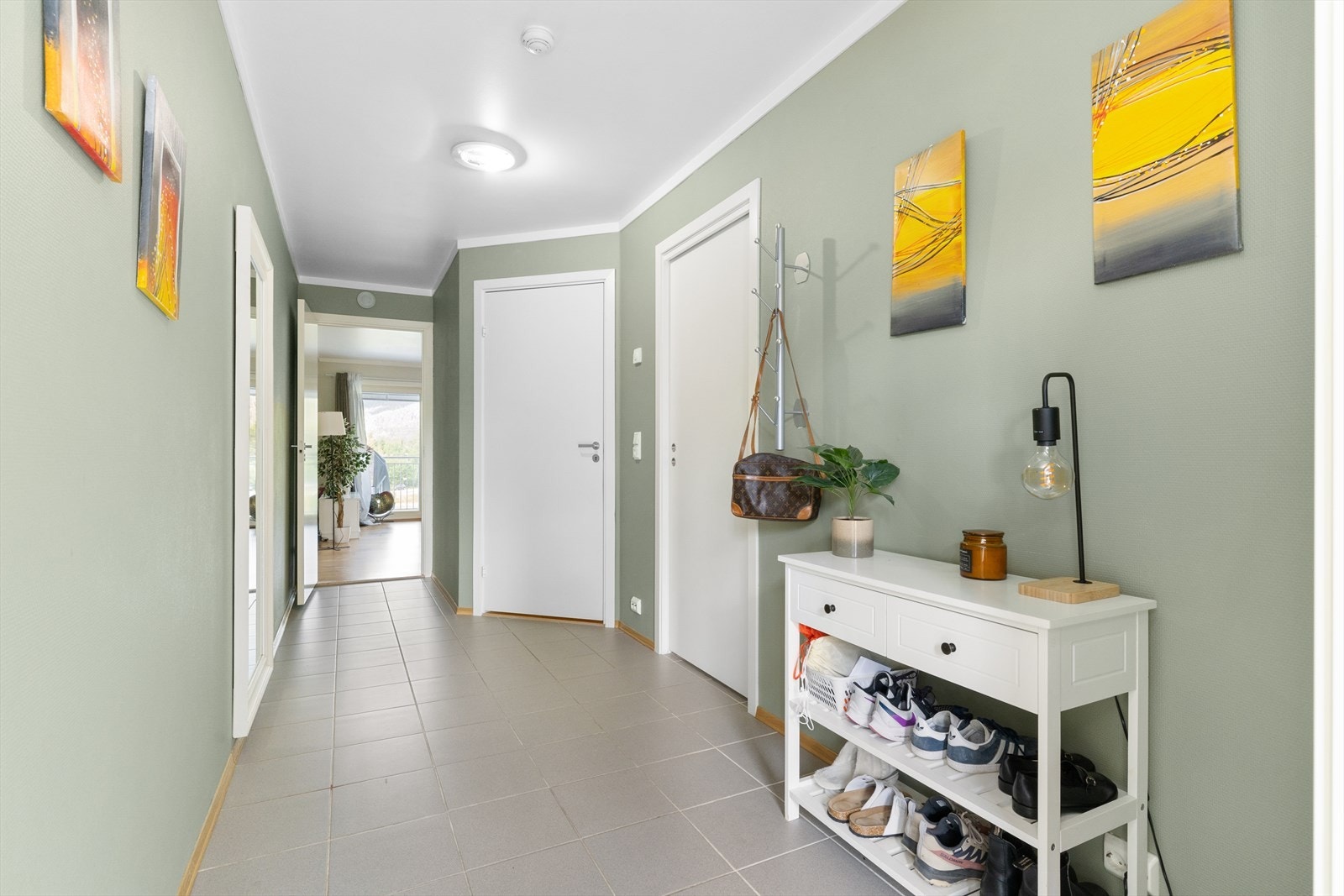 Her er det plass til oppbevaring. Adkomst til soverom og bad. Galleribilde