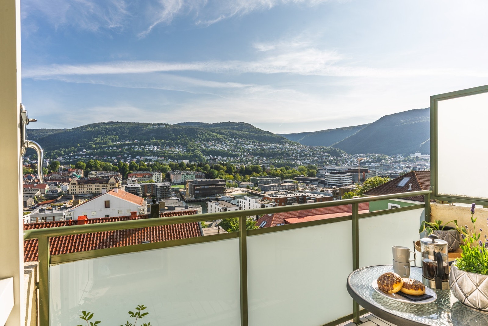 Sentrumsnær 2-roms med praktisk planløsning, balkong og nydelig utsikt! Galleribilde