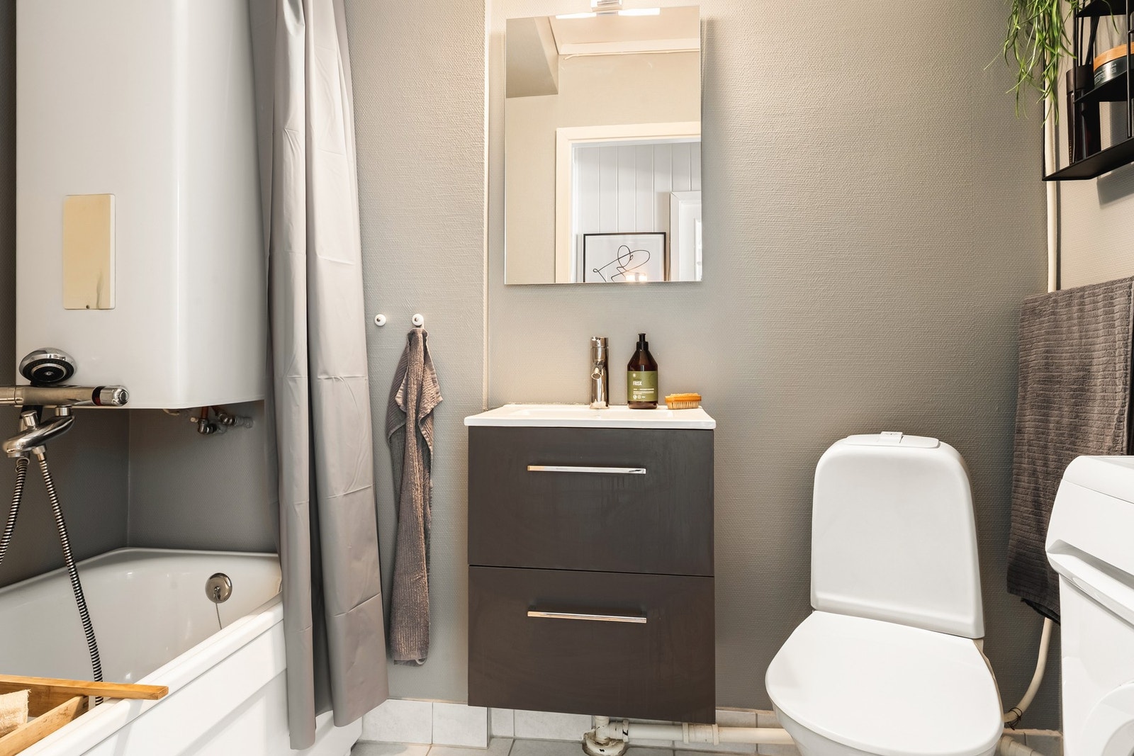 Pent flislagt baderom med varmekabler i gulvet for økt komfort. Galleribilde