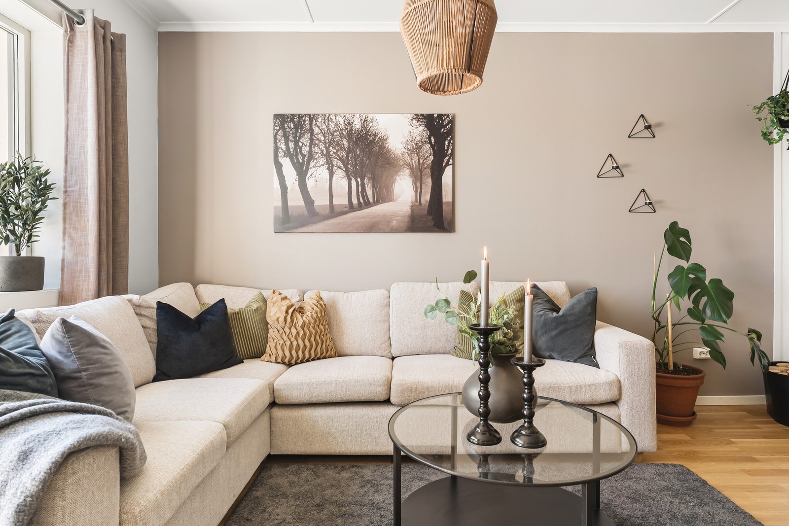 Gulvet er belagt med 3-stavs laminat, og veggene har slette, malte overflater samt innslag av trepanel. Galleribilde