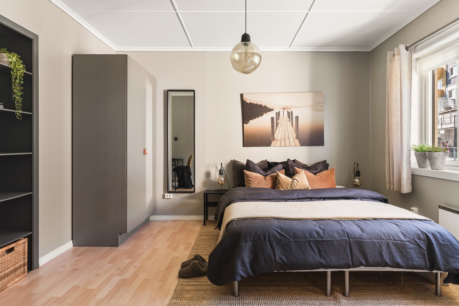 Soverommet er stort og luftig med laminat på gulv og malte vegger. Galleribilde