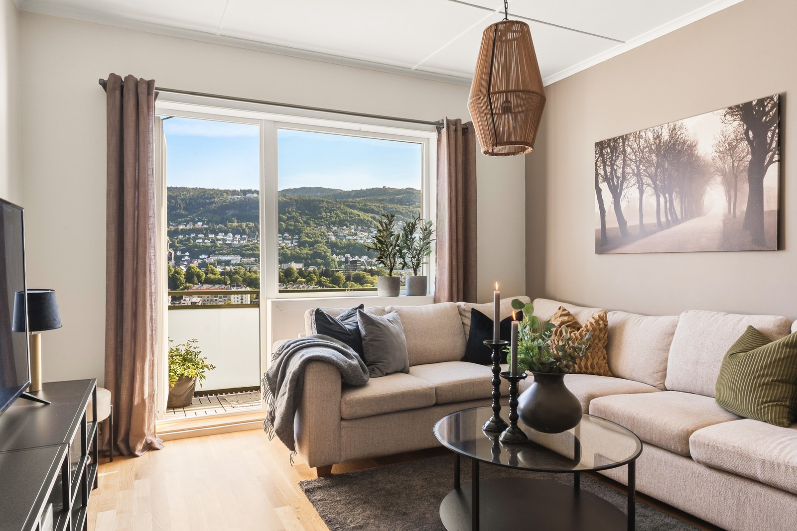 Det er god plass til sofagruppe og spisebord. Galleribilde