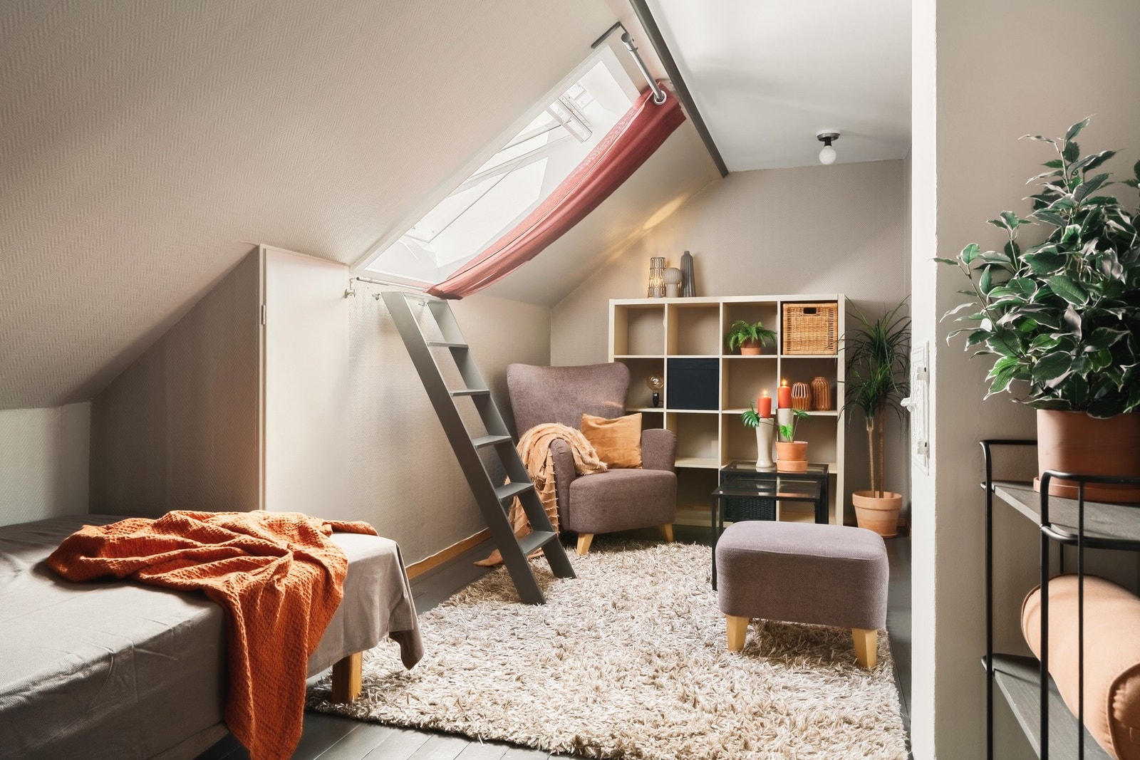 I tillegg medfølger tre eksterne boder med et samlet areal på 9,9 m² fordelt på én bod på loft (2,4 m²) og to kjellerboder (3,9 m² og 3,6 m²). Disse gir svært gode lagringsmuligheter og bidrar til en praktisk og ryddig hverdag. Galleribilde