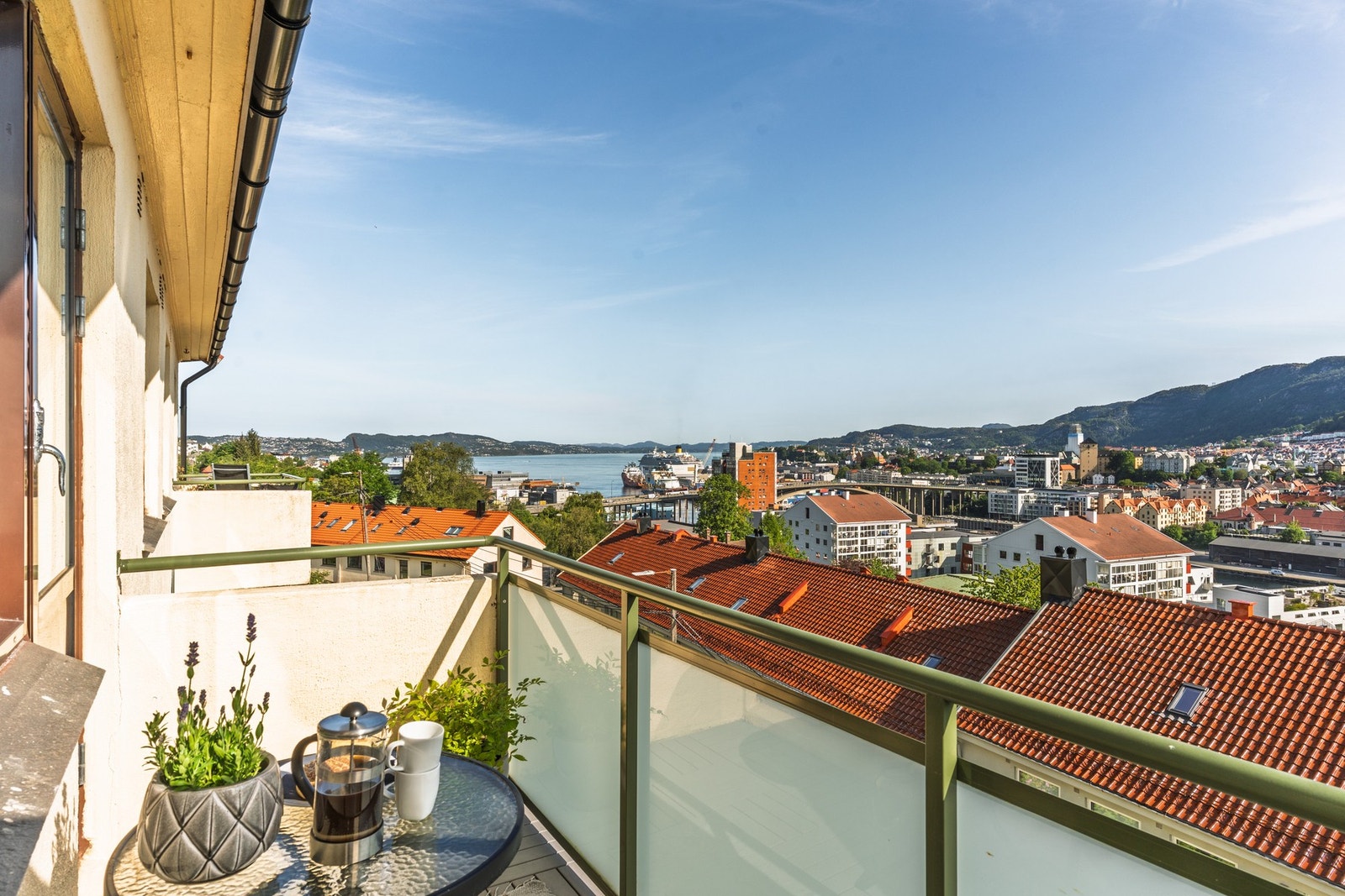 Nydelig panorama utsikt fra balkongen utover Bergen. Galleribilde