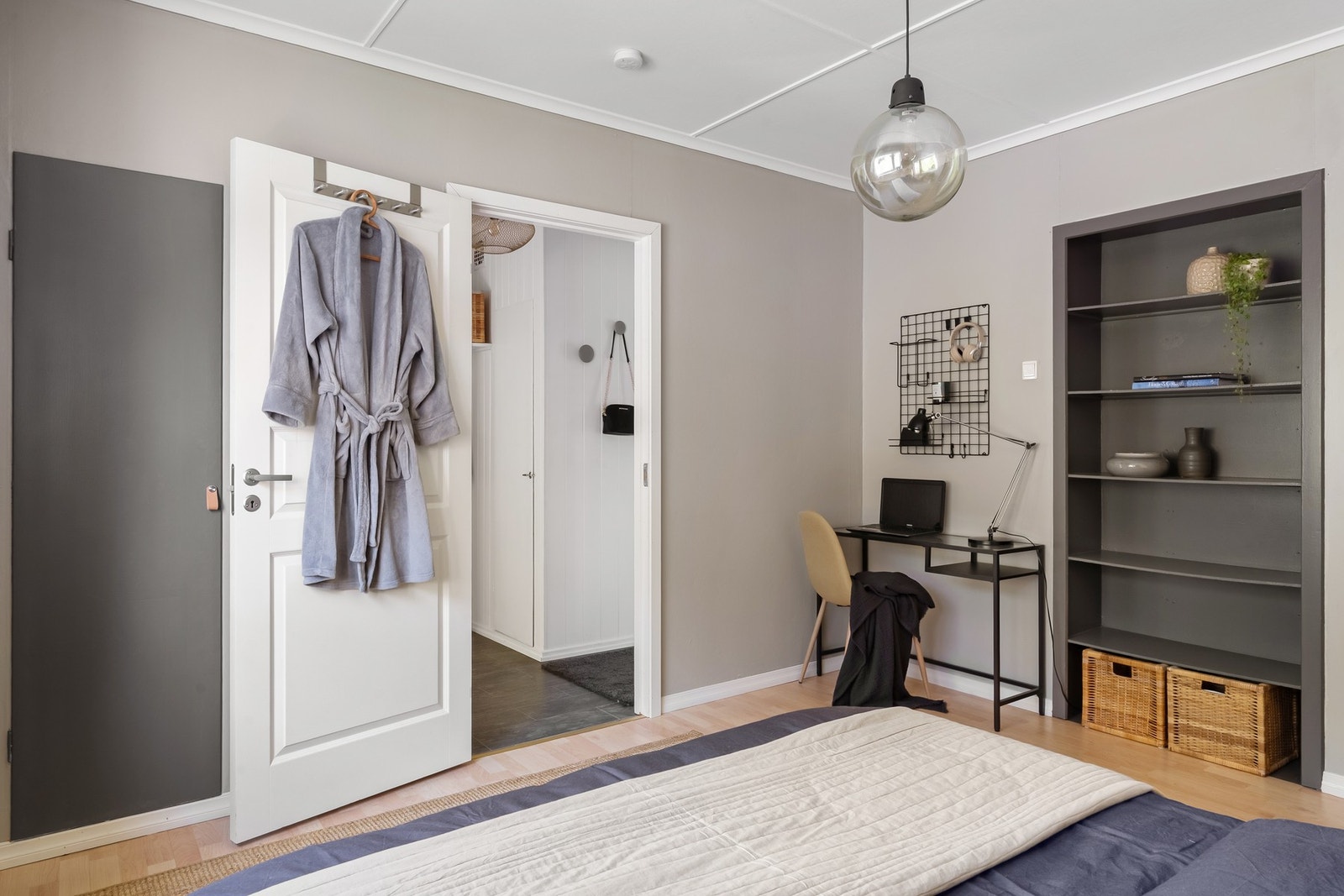 Rommet har god plass til dobbeltseng, nattbord og garderobeskap. Galleribilde