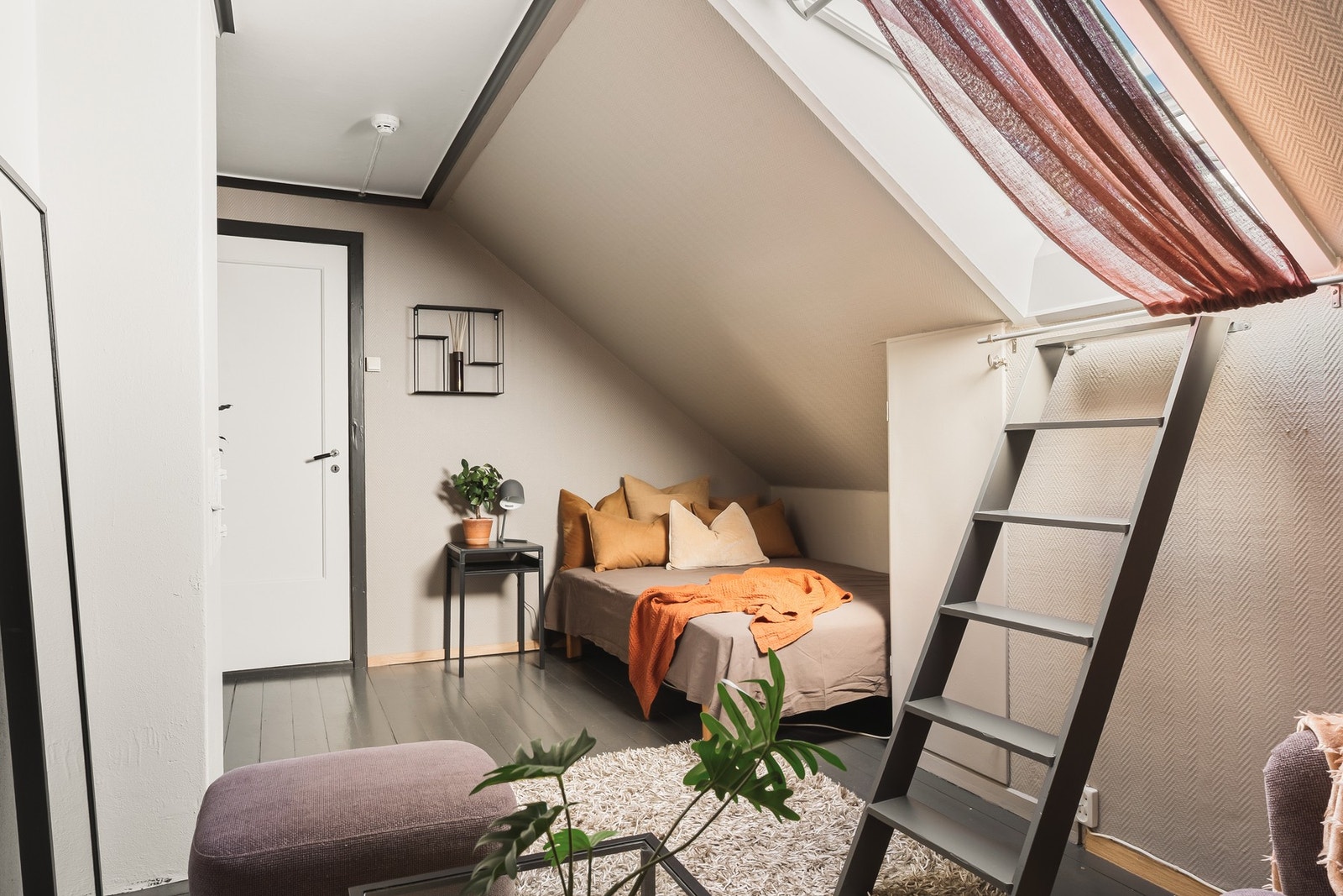 Leiligheten disponerer totalt fire tilleggsrom utenom hovedarealet. Et loftsrom på 12 m² gir et fleksibelt bruksrom som selger har benyttet som hjemmekontor, gjesterom, hobbyrom eller ekstra soverom. Dette rommet er godkjent som "loft". Se under ferdigatt Galleribilde