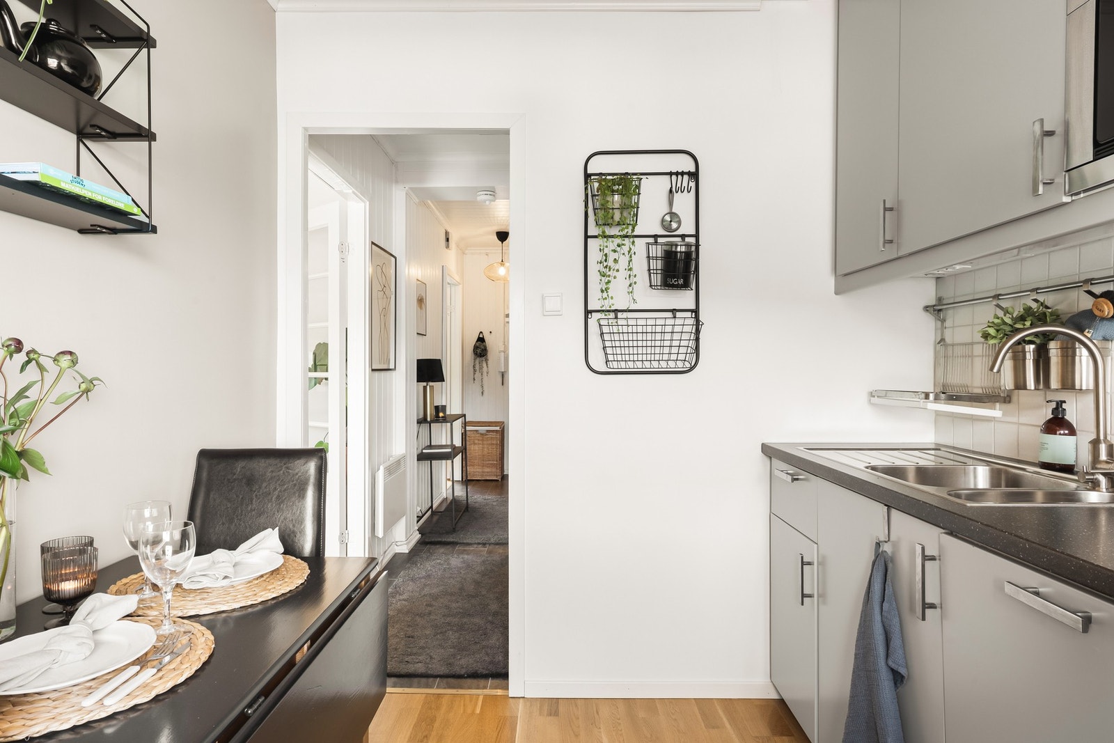 Kjøkkenet har malte vegger og fremstår som et hyggelig samlingspunkt for dagens måltider. Galleribilde