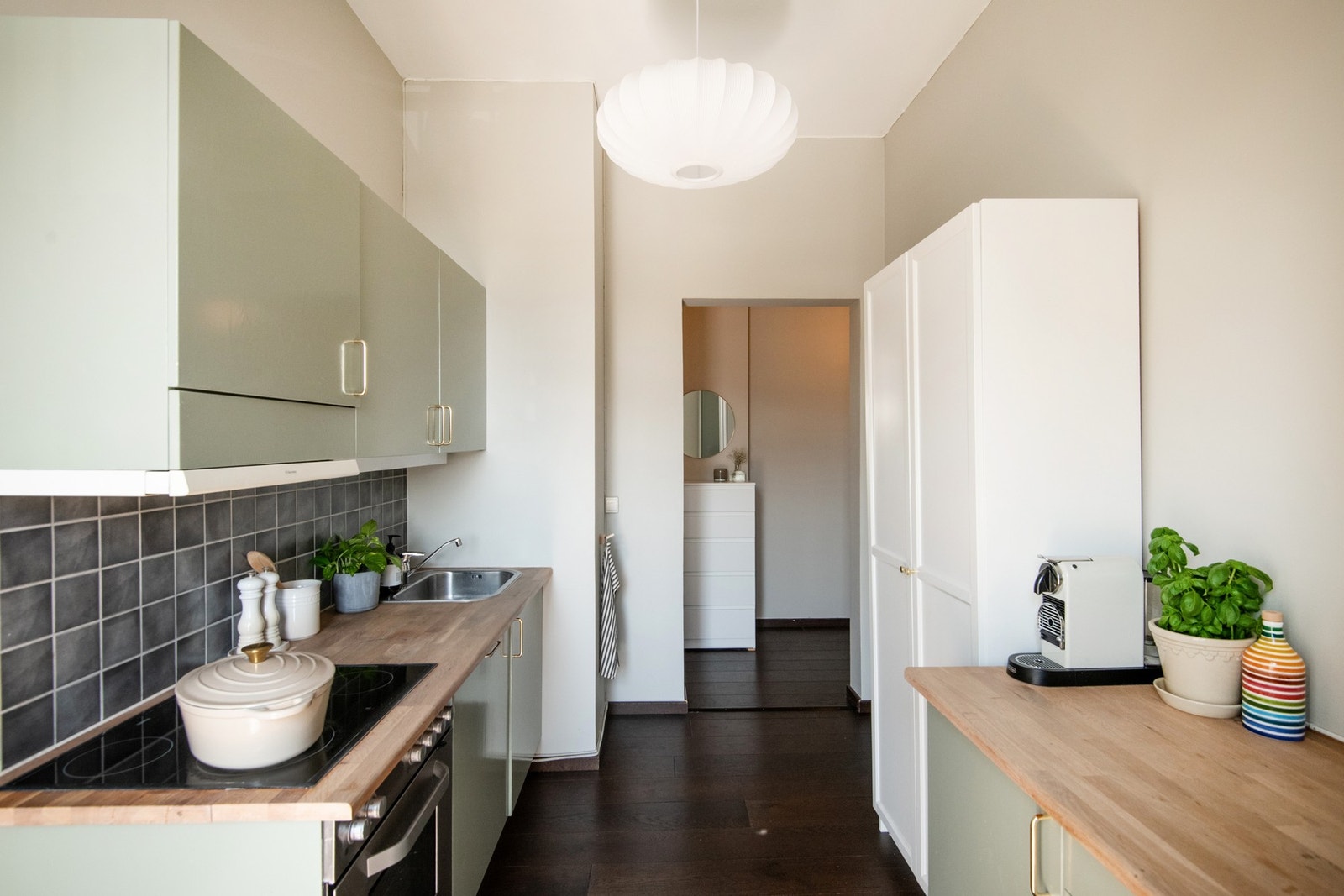 Her er det lagt til rette for gode arbeidsforhold med rikelig benke- og skapplass. Galleribilde