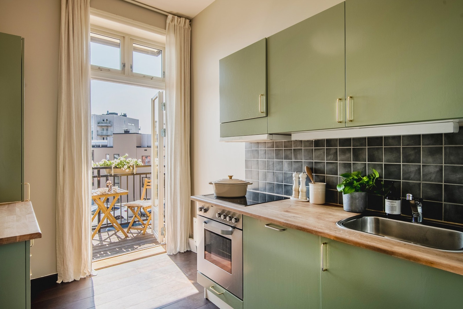 Leiligheten har et separat kjøkken fra 2010 med innredning fra HTH. Galleribilde