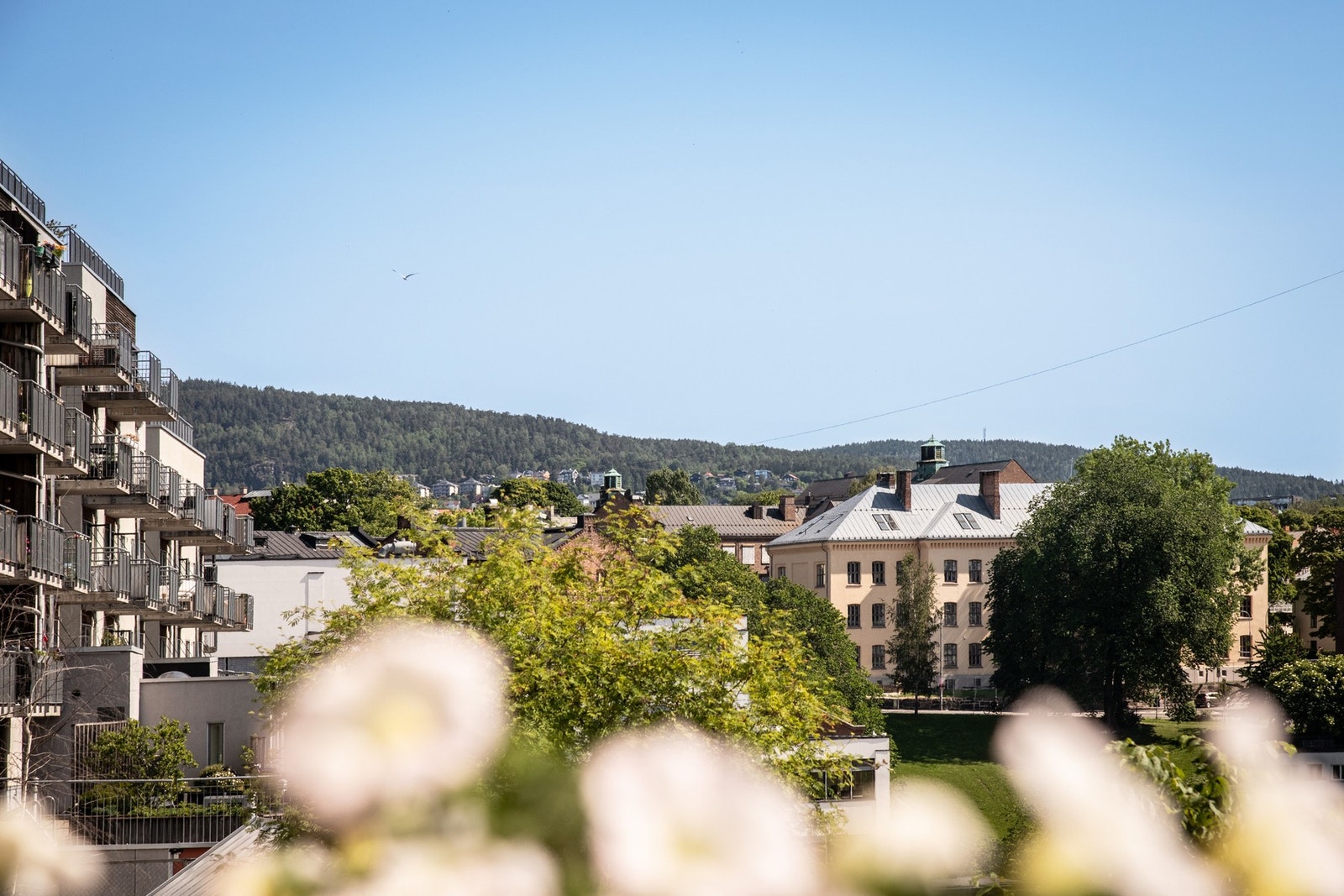 Balkongen på 2m² er en lys og innbydende uteplass som lar deg nyte solen store deler av dagen i sommerhalvåret. Galleribilde