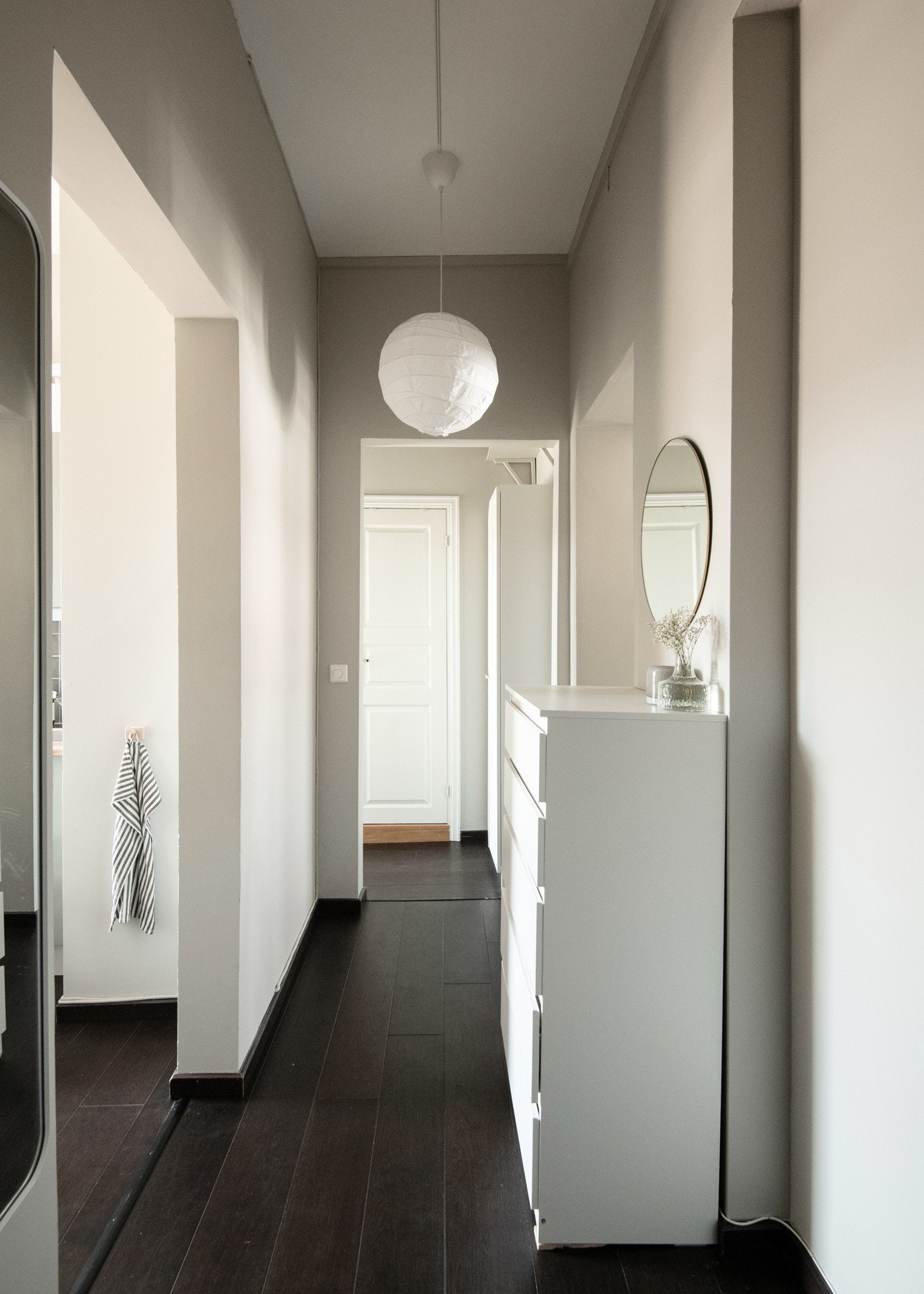 Entréen har gode oppbevaringsmuligheter for oppheng av klær og for å sette fra seg sko. Galleribilde