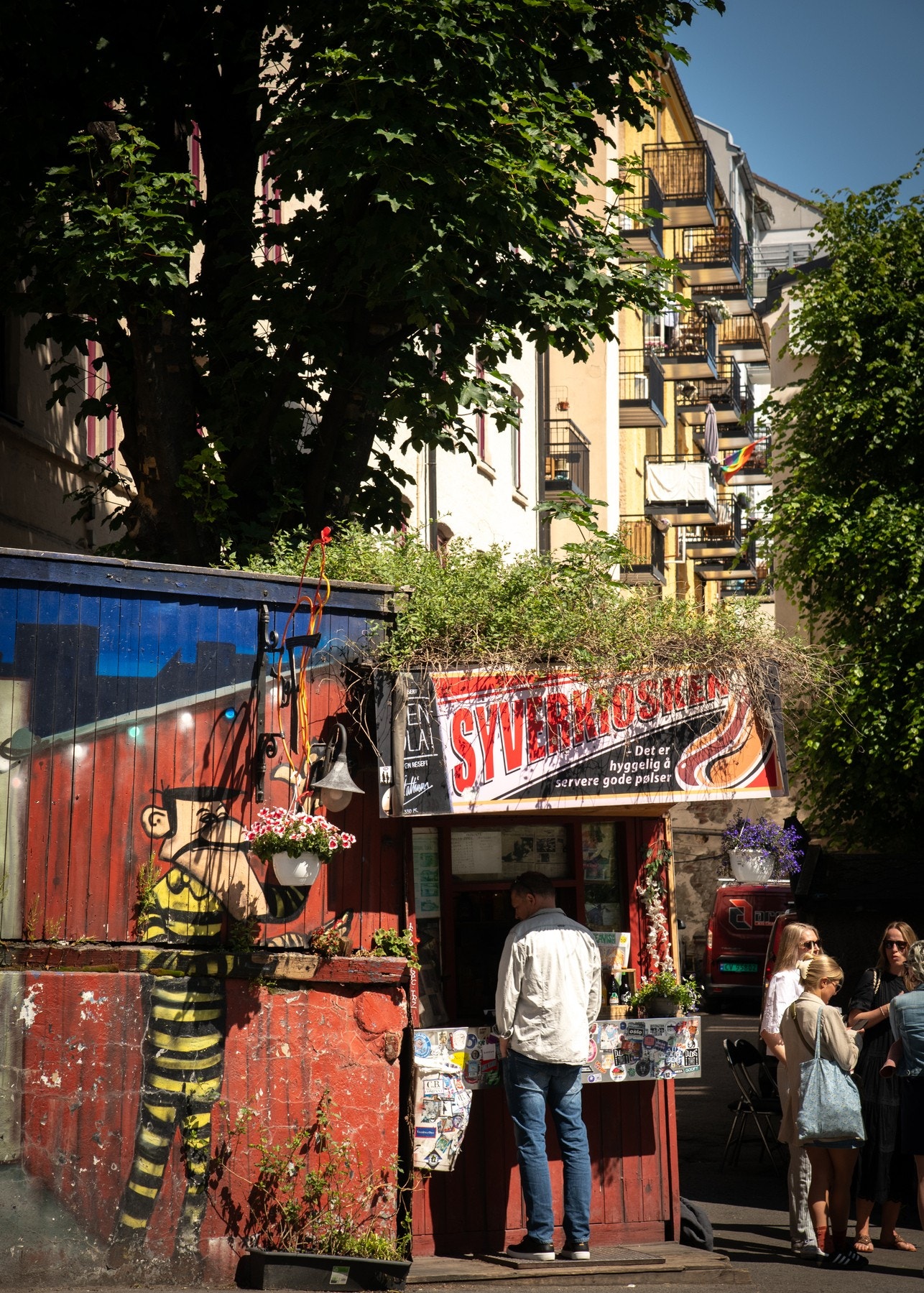 I umiddelbar nærhet finnes Kiellands Hus med matbutikk, vinmonopol, apotek, kafé, bokhandel, frisør og kiosk. Galleribilde