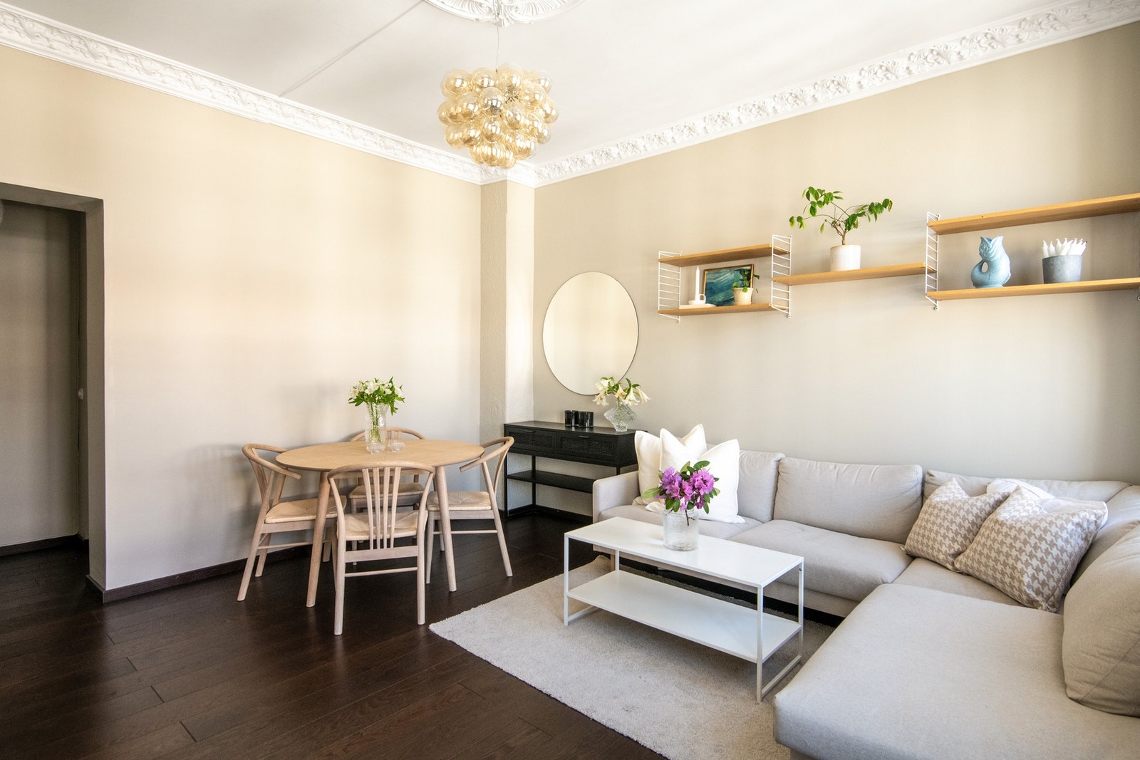 De lyse veggflatene gir rommet et moderne og luftig preg som sammen med de store vindusflatene slipper inn rikelig med naturlig lys. Galleribilde