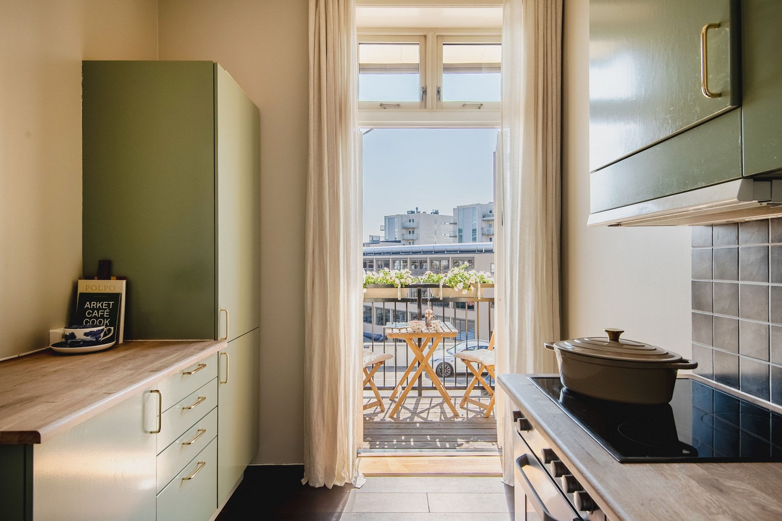 Kjøkkenet har tofløyede dører ut til balkongen som gir flott utsyn og slipper inn mye naturlig lys. Galleribilde