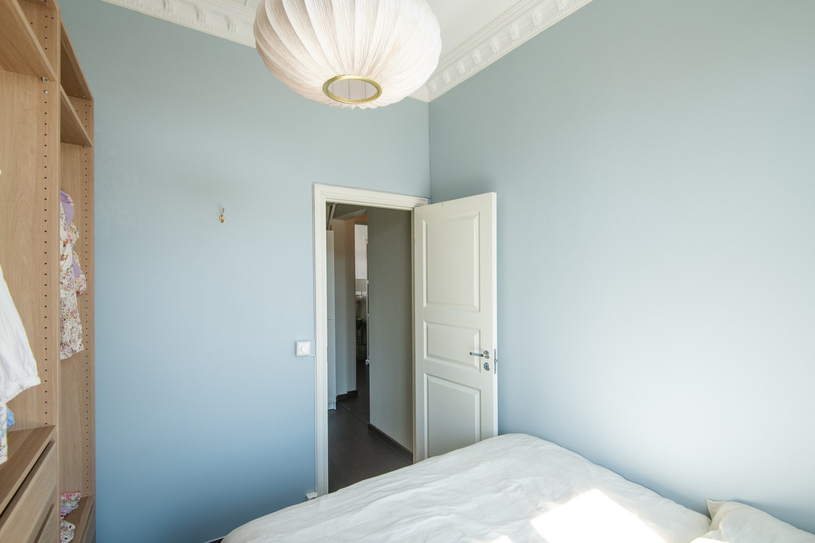 Garderobeskapet på soverommet sørger for praktiske oppbevaringsmuligheter på rommet. Galleribilde