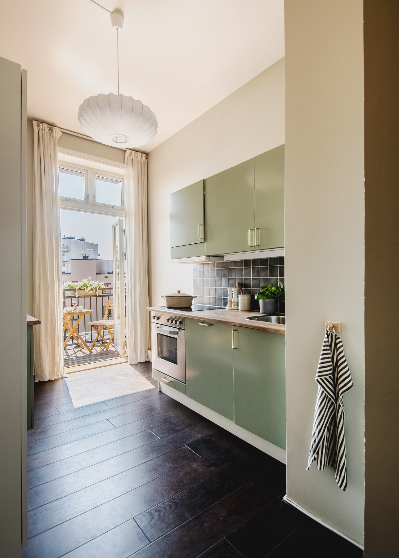 Kjøkkenet inneholder Integrert kjøleskap, oppvaskmaskin, stekeovn og platetopp. Galleribilde