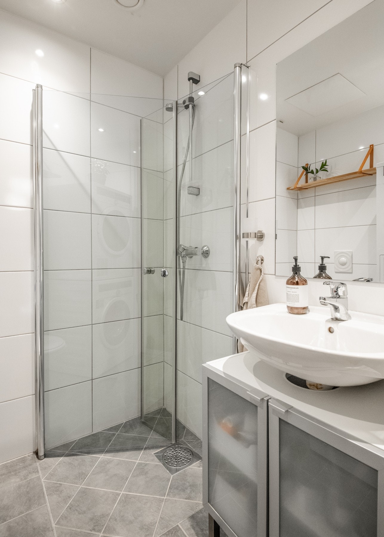 Badet er stilrent og funksjonelt, fra 2010. Galleribilde