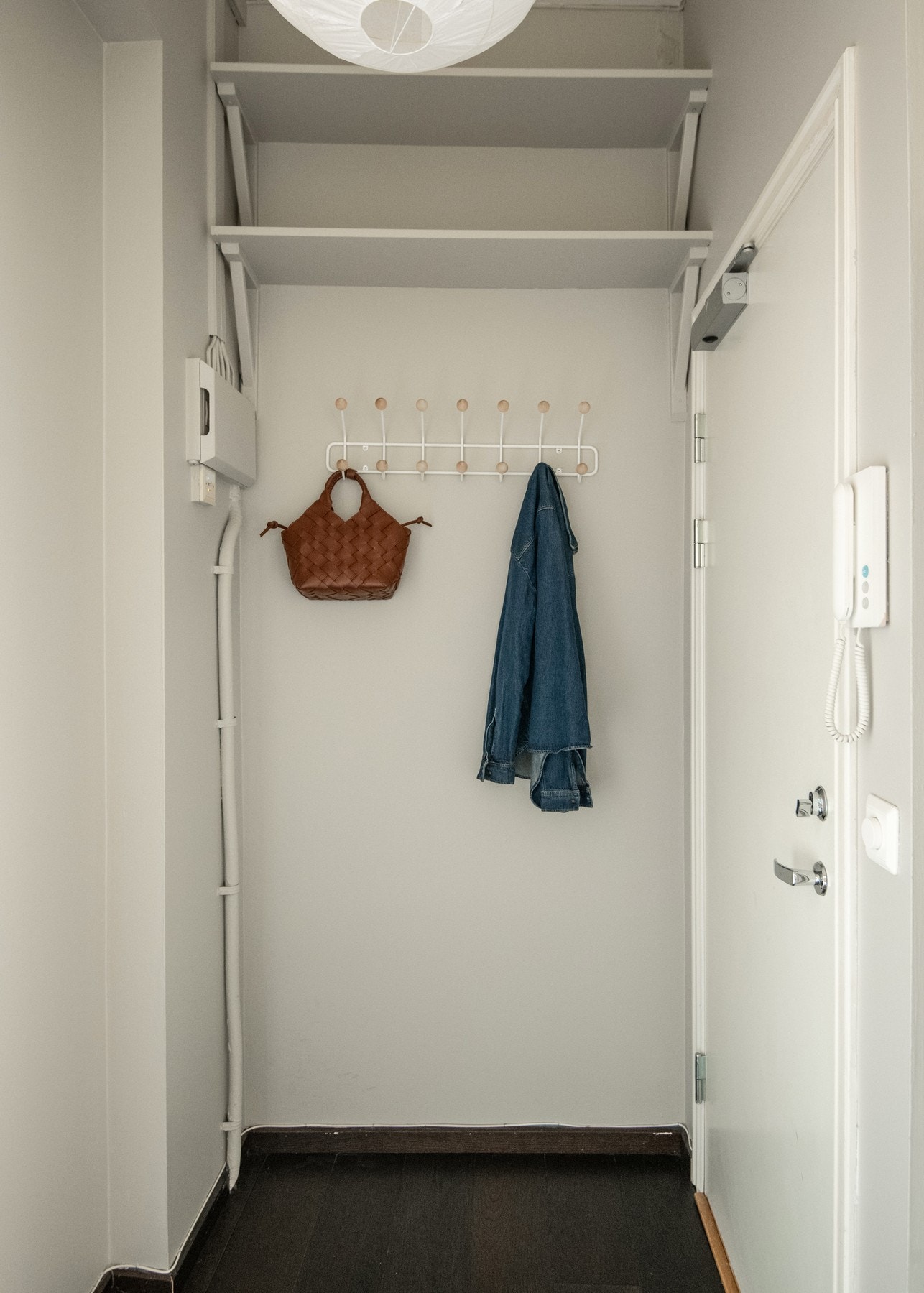 Når du kommer inn døren får du et flott førsteinntrykk med en innbydende og lys entré Galleribilde