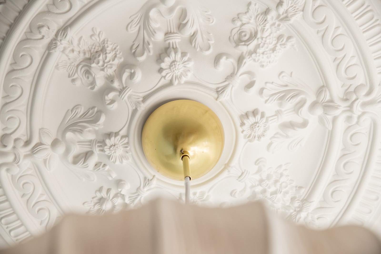 Soverommet har rosett og stukkatur i taket. Galleribilde