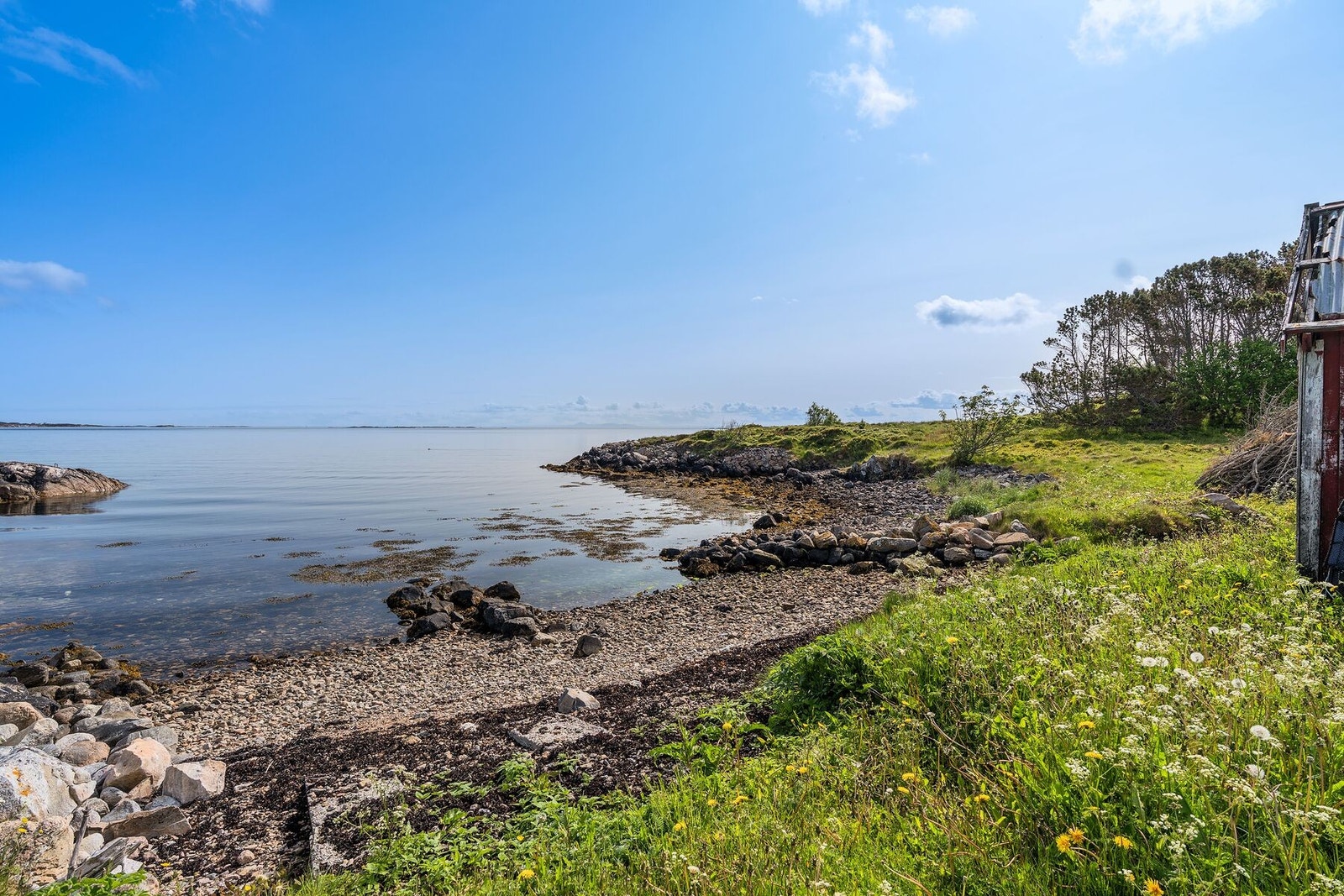 Området er et paradis for den som er glad i sjøen, fiske, kajakkpadling osv. Galleribilde