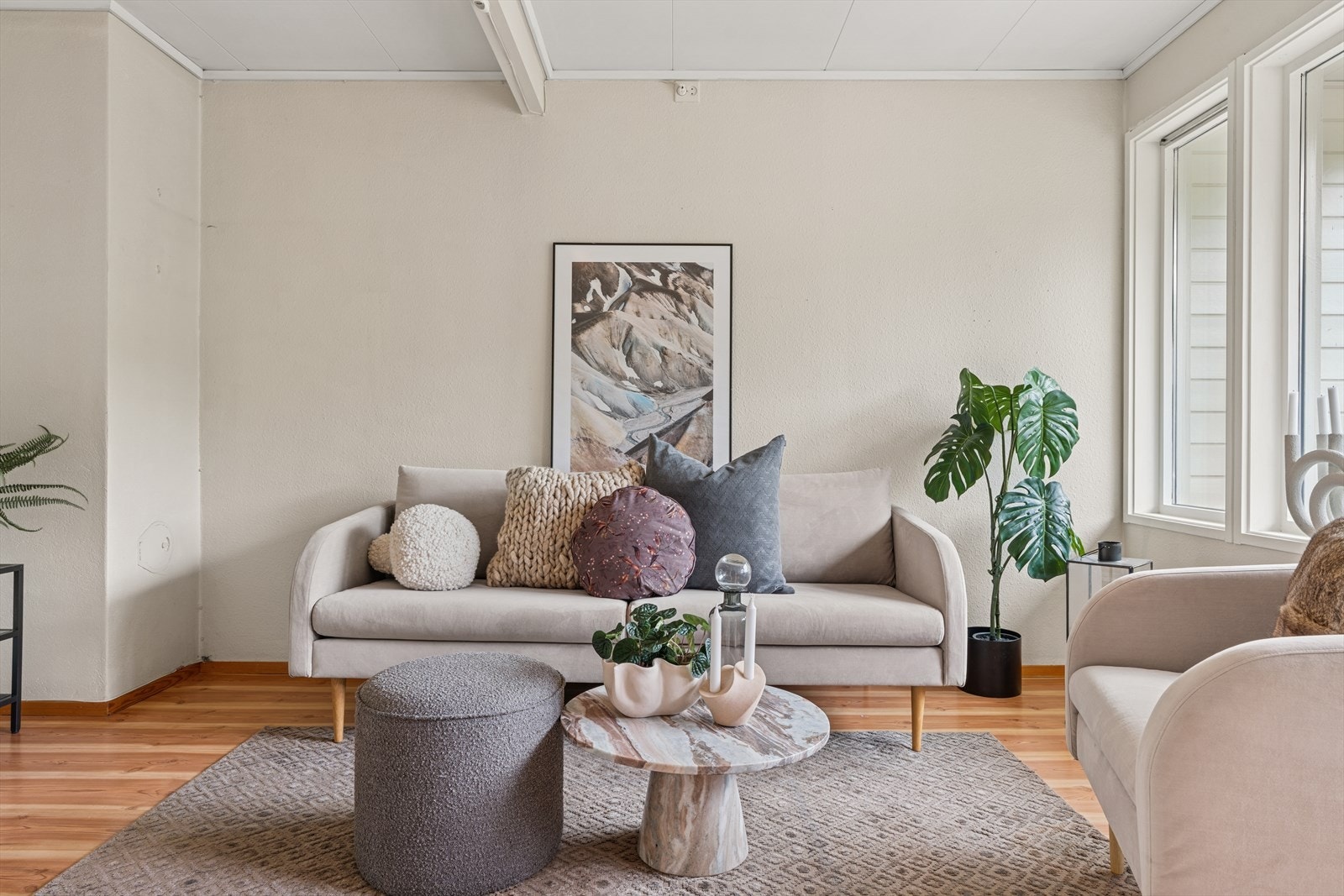 Store vindusflater som lar dagslyset flyte fritt. Galleribilde