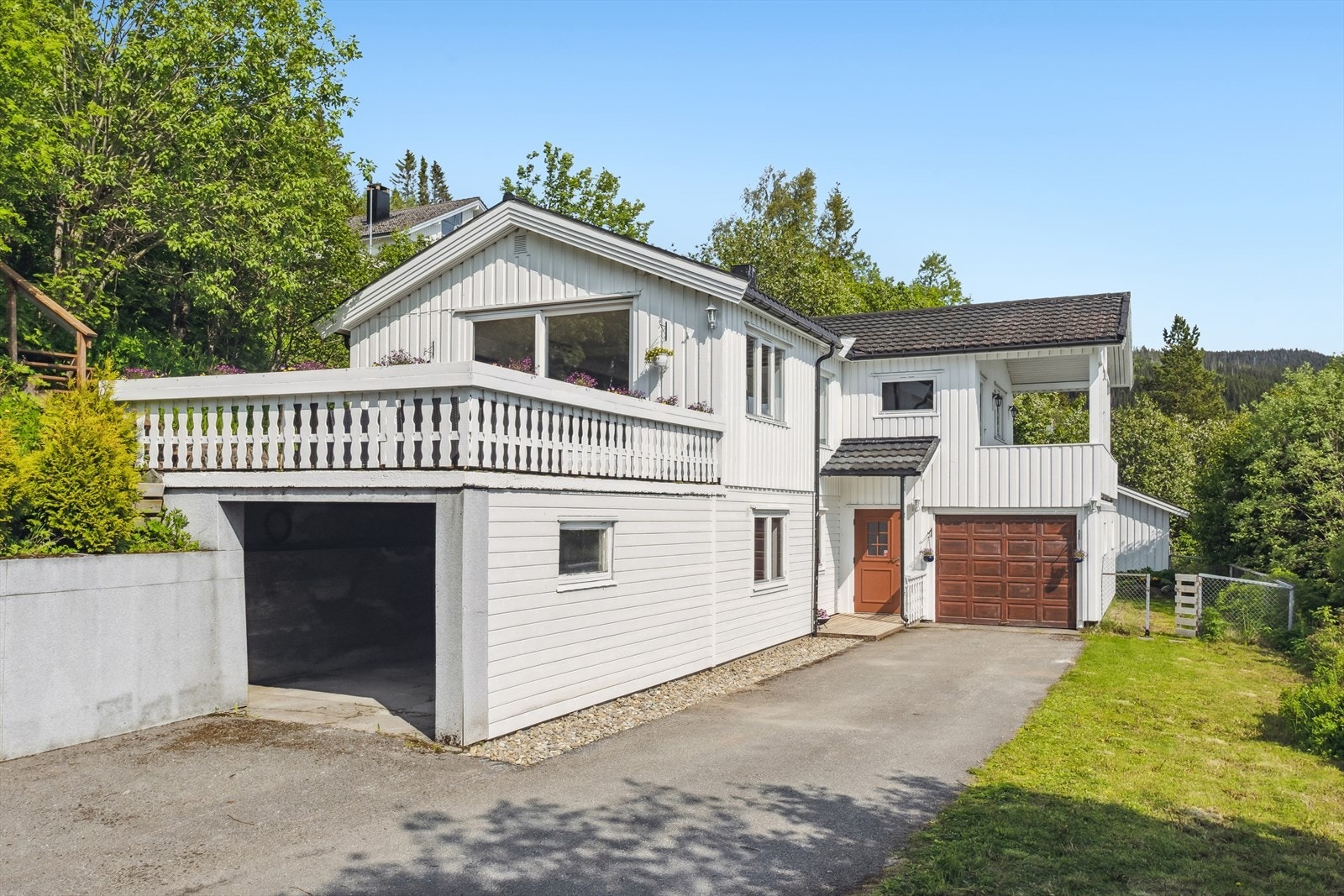 Eiendommen i Haugabakken, Finneidfjord, er perfekt for deg som ønsker en kombinasjon av naturskjønn beliggenhet og nærhet til nødvendige fasiliteter. Galleribilde