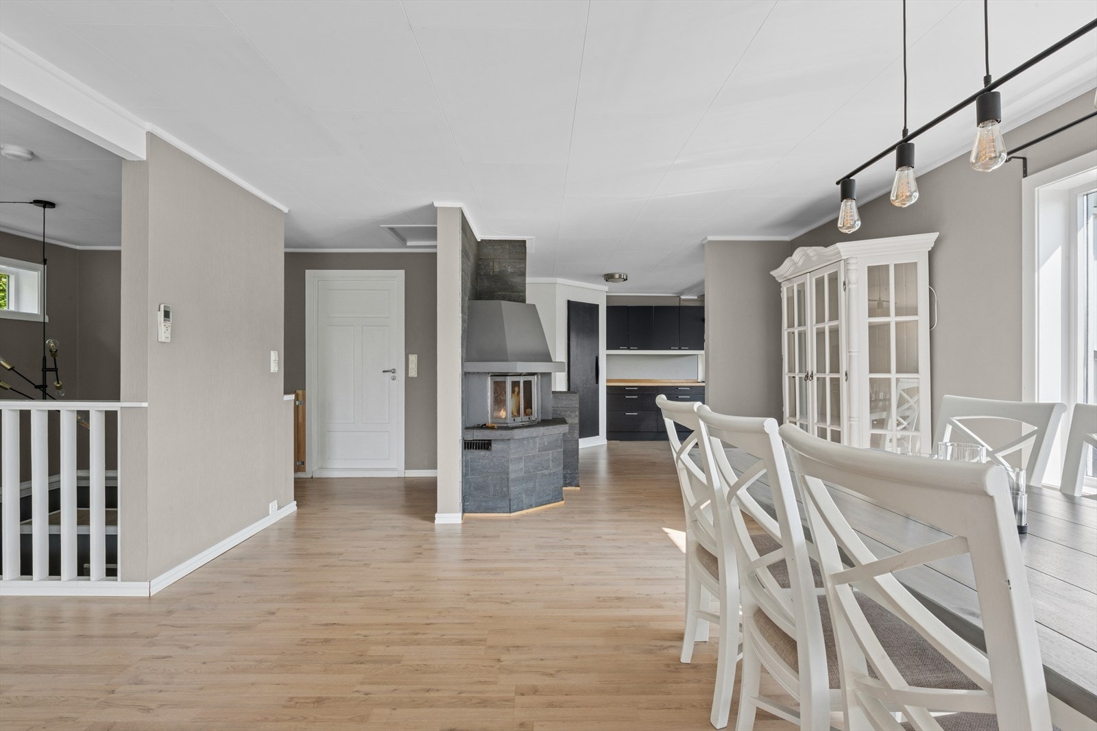 Stuen og kjøkkenet ligger i delvis åpen løsning med god plass til spisebord mellom sonene. Galleribilde