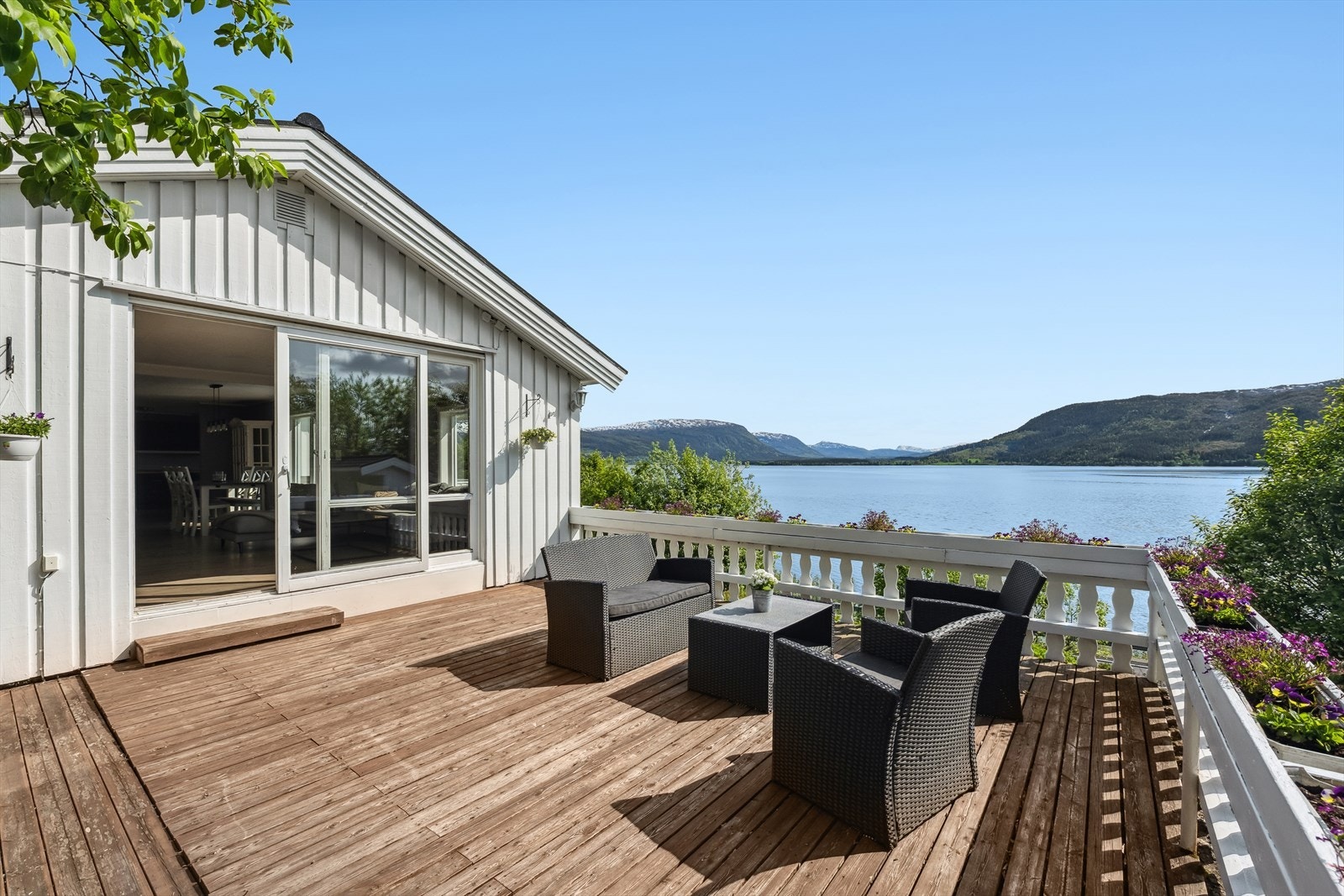 Fra eiendommen er det flott utsikt mot Sørfjorden og nærliggende fjell. Galleribilde