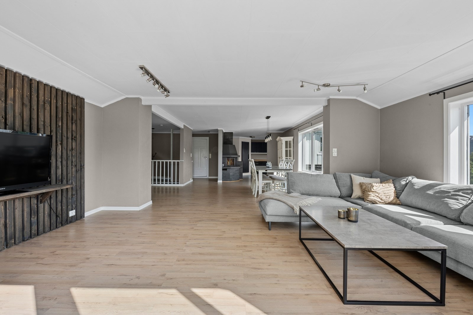 Stuen er av god størrelse, og har flere møbleringsmuligheter. Galleribilde