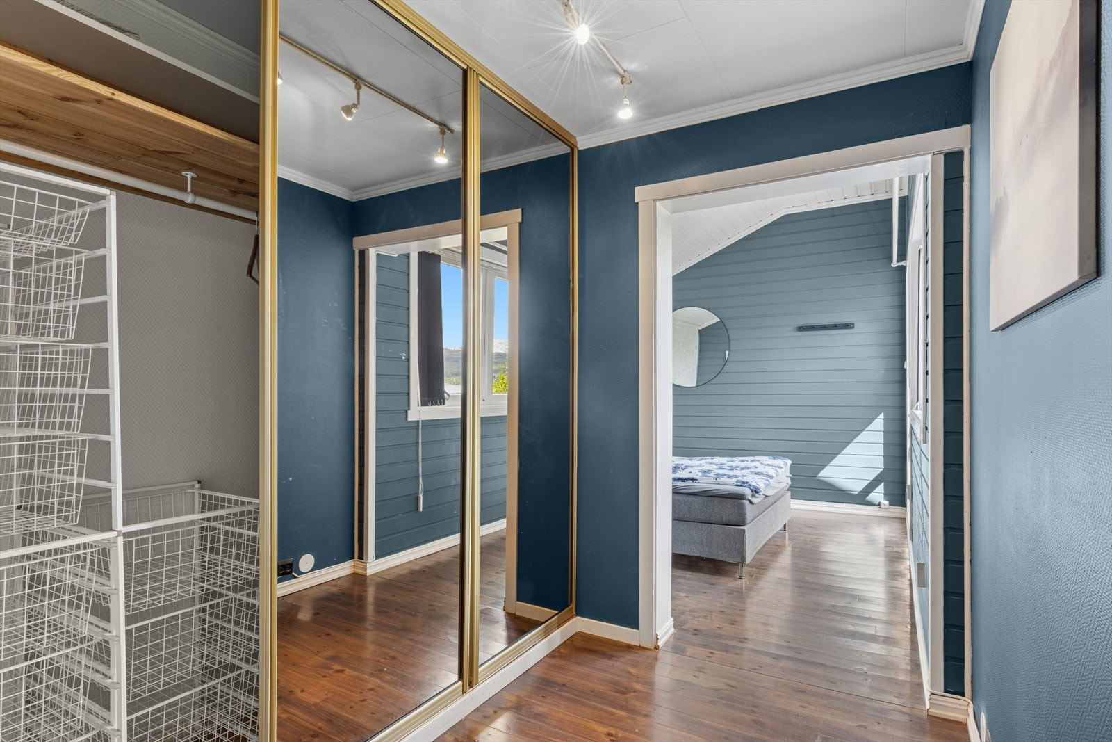 Soverommet har også god garderobeplass. Galleribilde