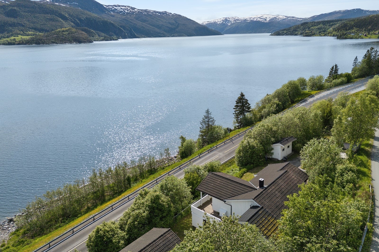 Hemnesberget, med sine dagligvarebutikker og småbåthavn, ligger en kort kjøretur unna. Galleribilde