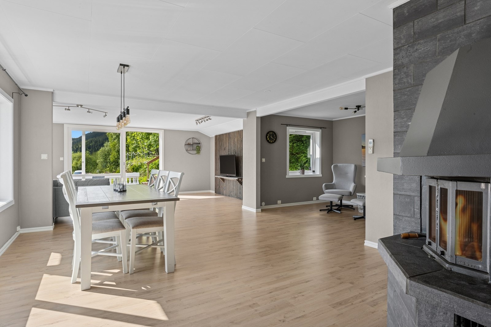 Stuen har gode lysforhold fra de store vindusflatene. Galleribilde