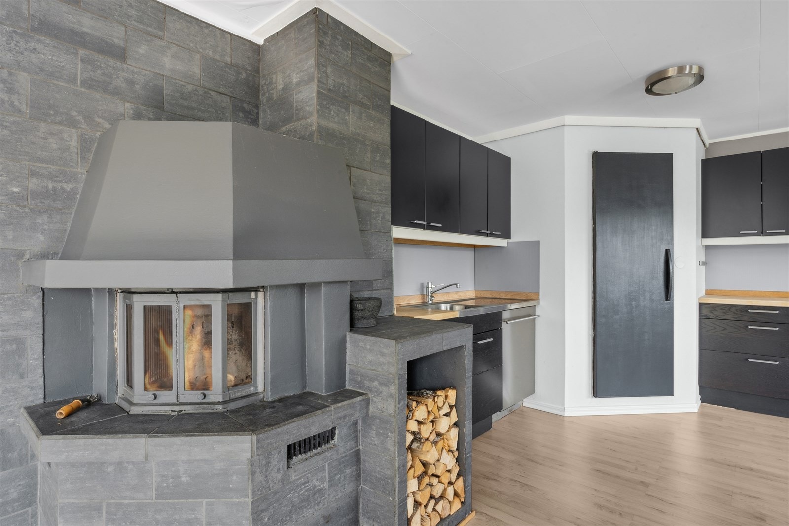 Det er montert et fint ildsted som sørger for lun varme og knitrende god stemning på kalde dager. Galleribilde