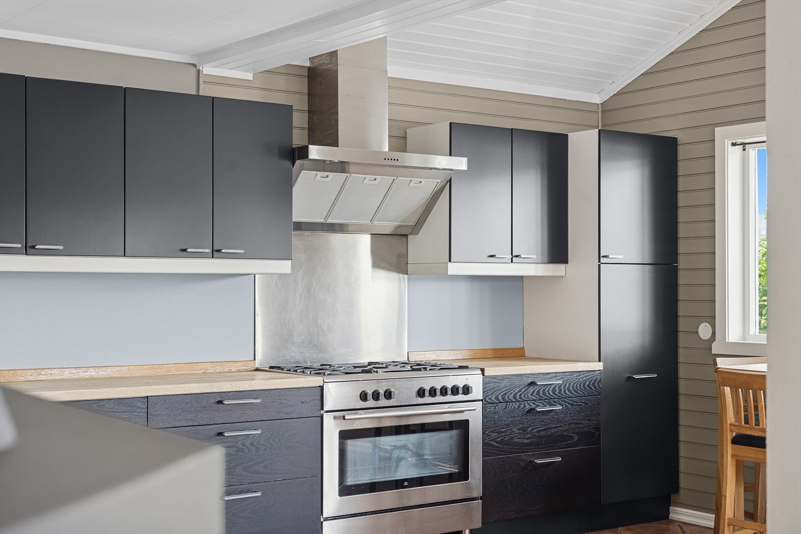 Belysning under overskap og glassplate på vegg bak benkeplater. Galleribilde