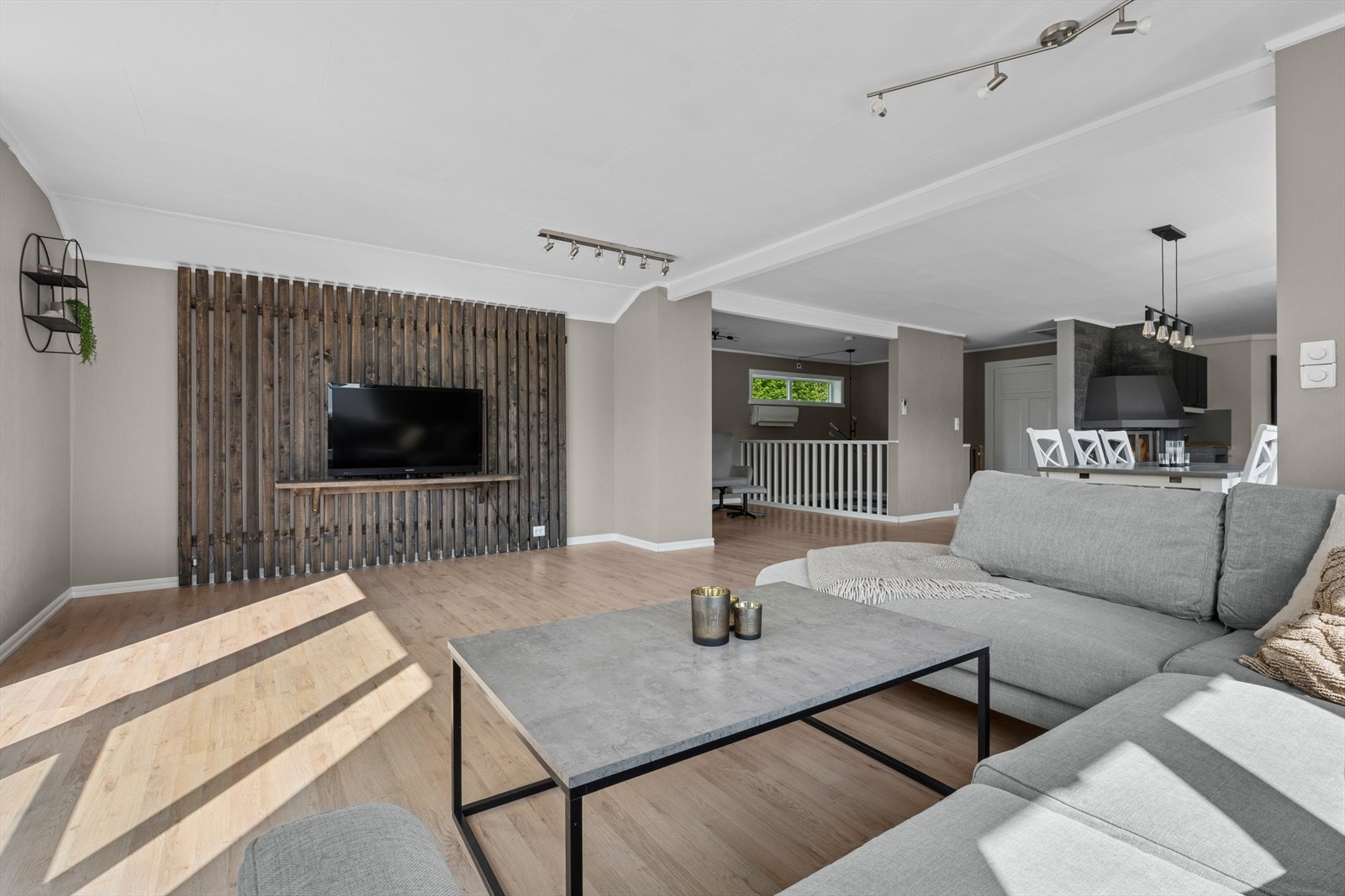 Stuen er malt i en lun beigetone, og det er lagt et pent laminatgulv. Galleribilde