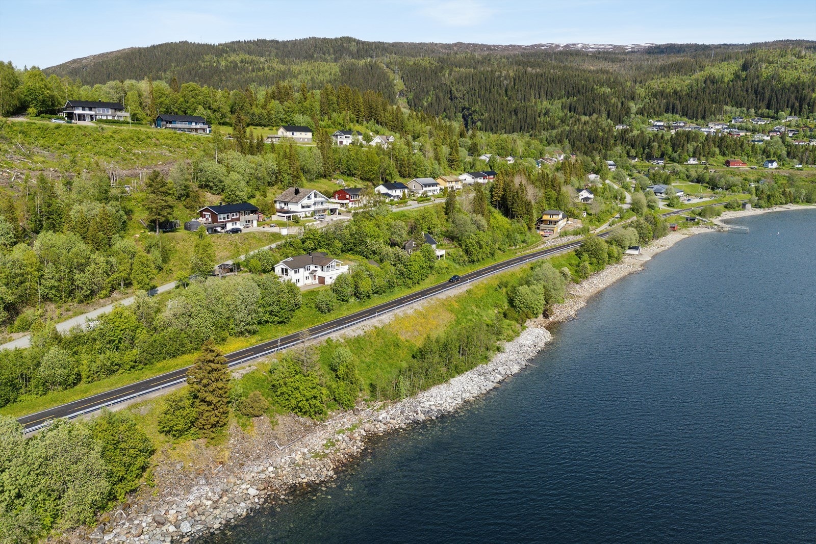 Dette er et ideelt sted for familier som ønsker et trygt og komfortabelt hjem med enkel tilgang til både natur og byliv. Galleribilde