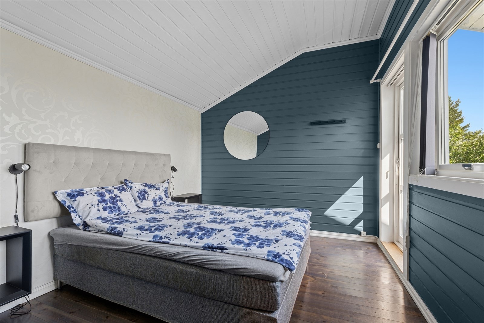 Hovedsoverommet har god plass til dobbeltseng og tilhørende møblement. Galleribilde