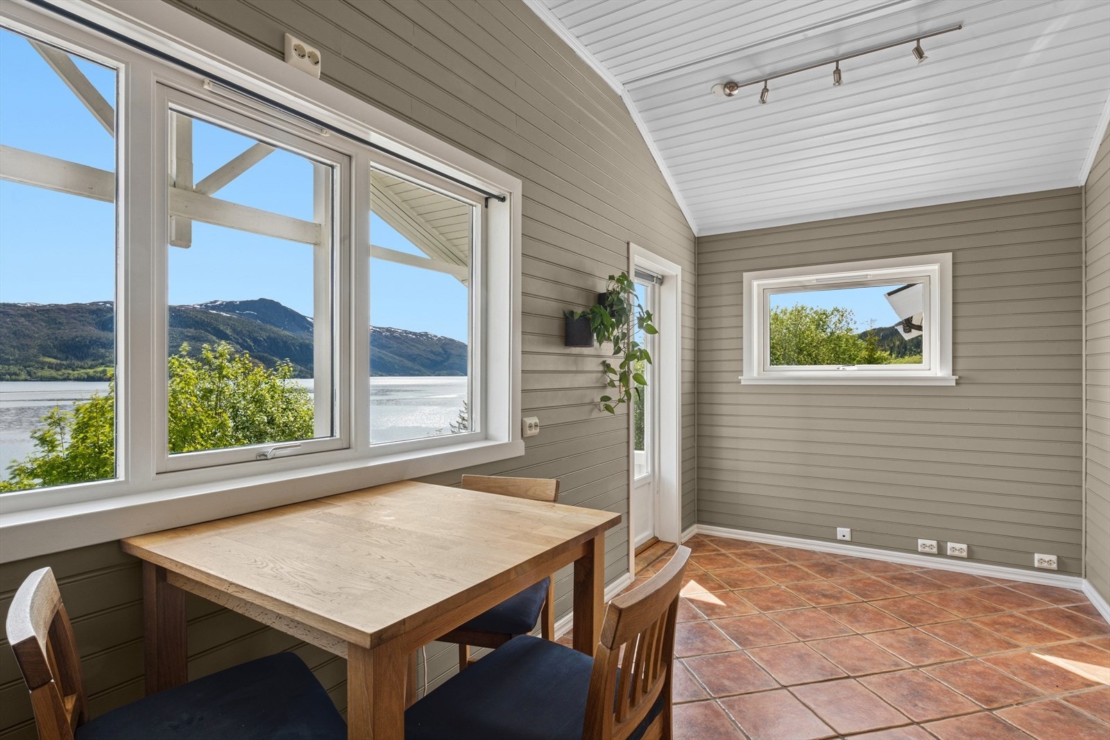 Det er god plass til spisebord på kjøkkenet, og det er utgang til uteplass. Galleribilde